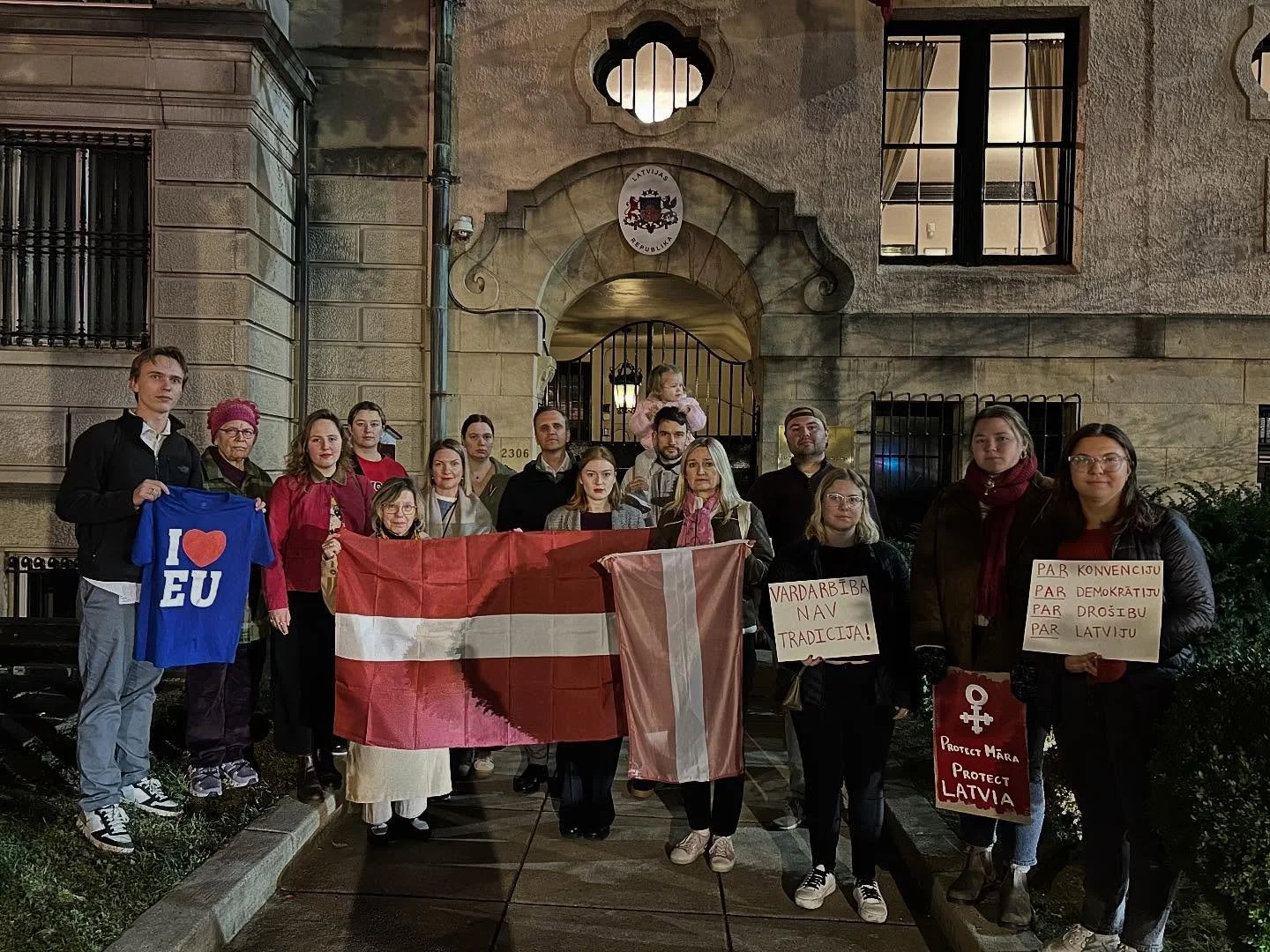 🕯️ Va&scaron;ingtonas latvie&scaron;i izrāda solidaritāti ar Latvijas sabiedrību un visiem, kas cietu&scaron;i vardarbībā.

***

🌎 Today, thousands of Latvians across the world gathered for one of the largest protests in recent 🇱🇻history &mdash; 
