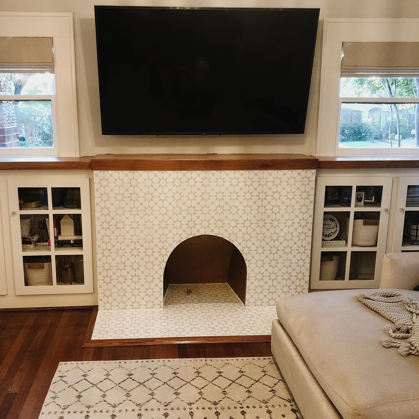 Happy Friday friends! I don&rsquo;t know about you but, if I was this homeowner, my plans for the weekend would solely consist of laying on the sofa staring at this beautiful fireplace. 🙌🏻 #projectbriscoeblvd