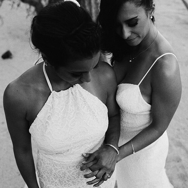 A bit behind today with unique wedding posts so here is one and a very special one at that. Three years ago I was in Los Cabos with Francine and Sarah and 30 of their friends and family. These beautiful woman chose the nicest resort (probably my favo