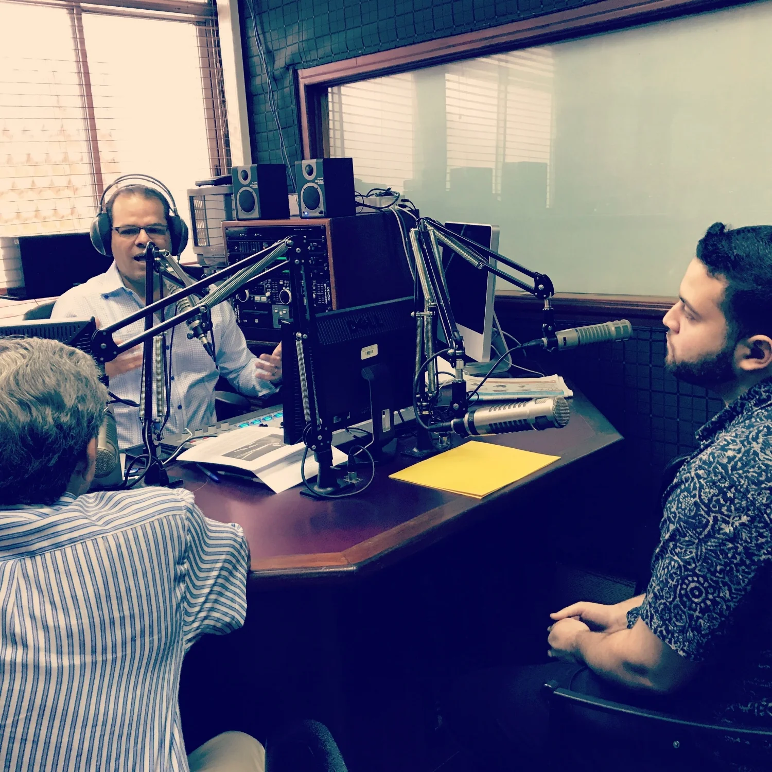 Música A Las 12 con Octavio Beras 97.7 FM