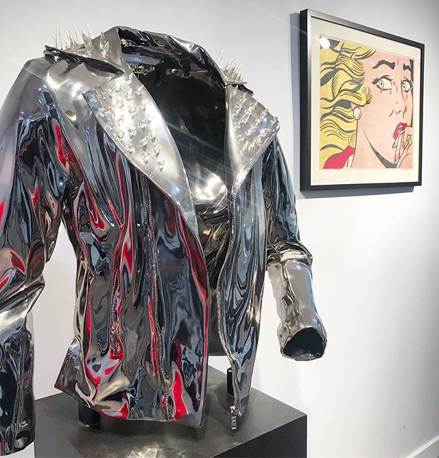 Lichtenstein checking out the Full Metal Jacket at @ivgalleryla on Melrose 🤘🏻 for their inaugural opening #fullmetaljacket #sculpture #lichtenstein