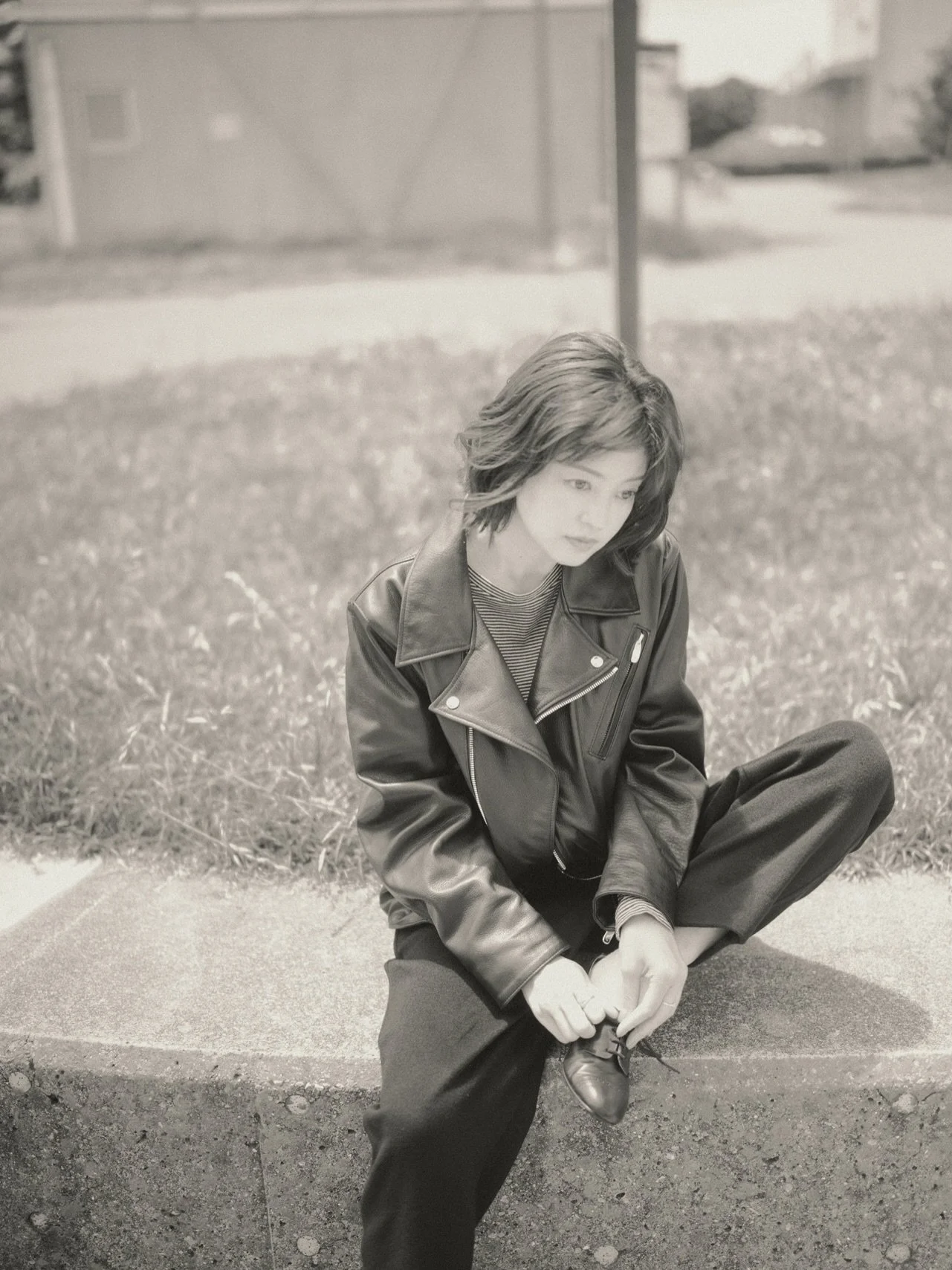 レザージャケットと口紅