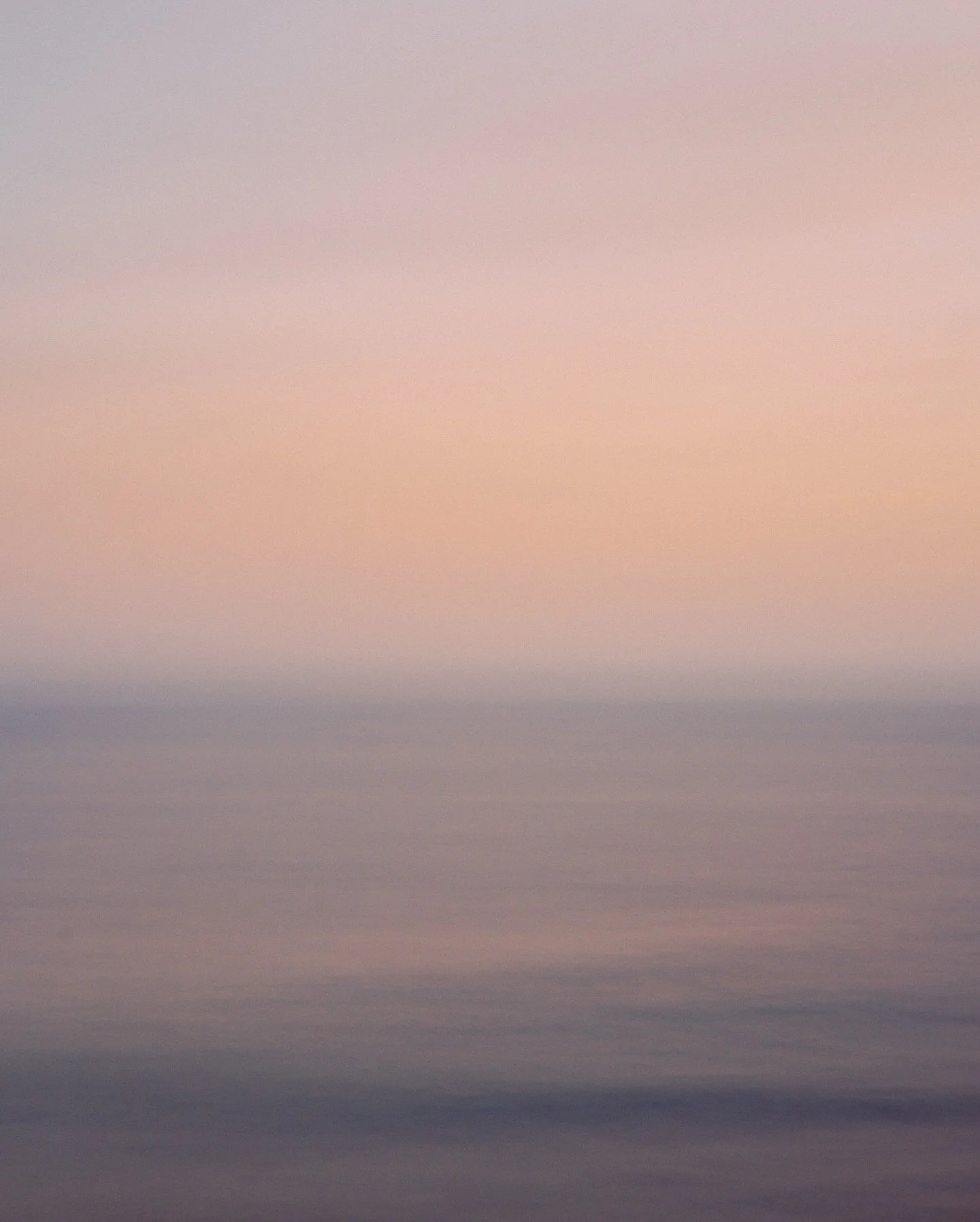 久しぶりに、
自分が作らせてもらった写真集を手にとる
久しぶりに
結婚式で作った映像を見てみる
ずっとのこるこの気持ちは
少しずつ形を丸めながら
肌触り良く
いつでも心に染み込んでくれる
こころのふるさと