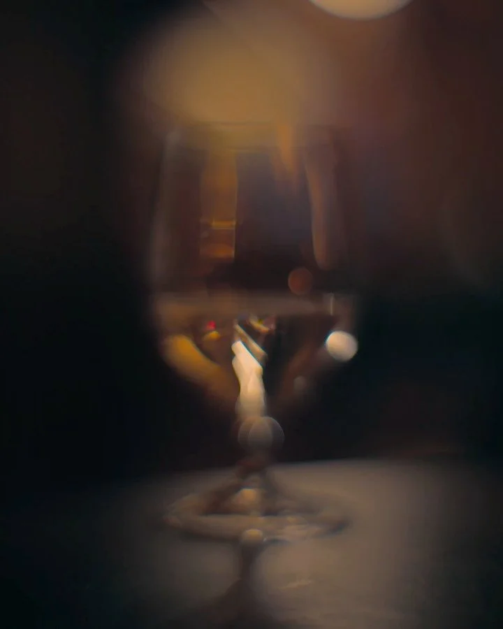 さんぽする、
立ち止まり、
駆け抜ける。
ふと空を見上げる。

同じ方を見て、カメラを構える男性がいた。
「これは有名な建築なの？」妻が尋ねると
「いや、ただ美しいと思わないかい？」
彼はそう言って丁寧にアングルを切った。

#gfx100rf #canonr5c