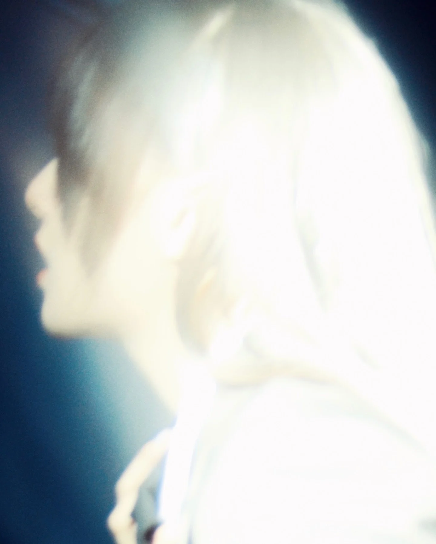Ado 「 ビバリウム 」 Music Video
監督しました。

Adoの「覚悟」を、この楽曲から感じました。
そして今、実写で撮影をするという姿勢にも
繋がっていることに腑に落ちて、共に挑戦しました。
生み育てた音楽を歌い手として、ひとりの人として、
向き合い続けてきたその姿勢を、未来への希望を織り交ぜて
 楽曲にある言葉や残響から迫力を持って表現したい。
 そう思って一枚一枚紡いでいきました。是非。 
#ado 

@ado_staff_official 

Starring : Ado