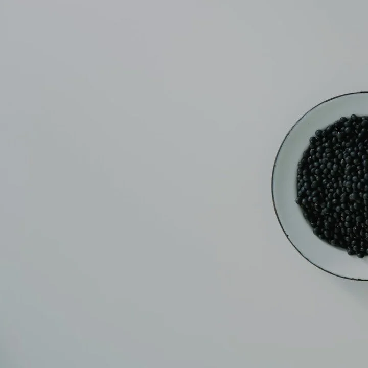 21_21 DESIGN SIGHT
企画展「スープはいのち」
今回、Issey Miyake チームと共に映像作家として
「まとうスープ、味わうスープ」の映像作品を作らせて頂きました。

今日の食材は黒豆。

繊維を染め、織り込んでいくスープ
食材の味や香りを盛り付けるスープ
それぞれを並列に、それぞれの違うようで同じような時の流れに
何か気づきがあると嬉しいなと思っています。
是非、展示会場で染めた生地と、映像を一緒に見て頂けると嬉しいです。

会期: 2026年3月27日（金）ー 8月9日