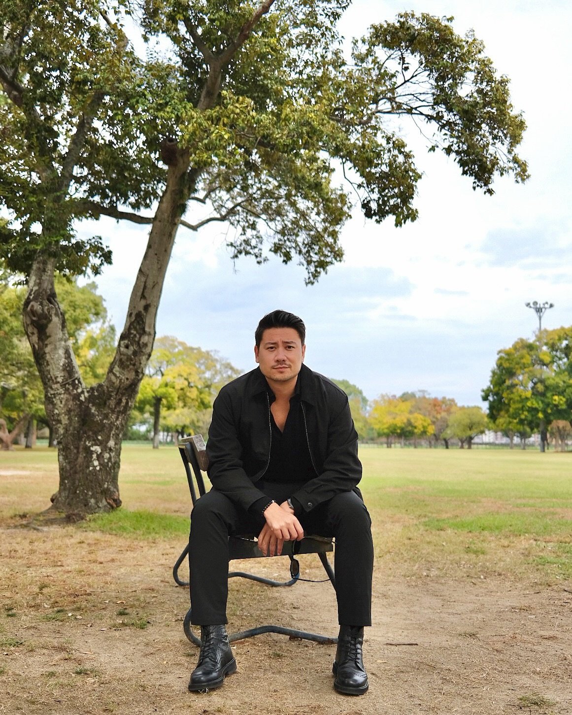 Hand in hand through their parklife 🌿