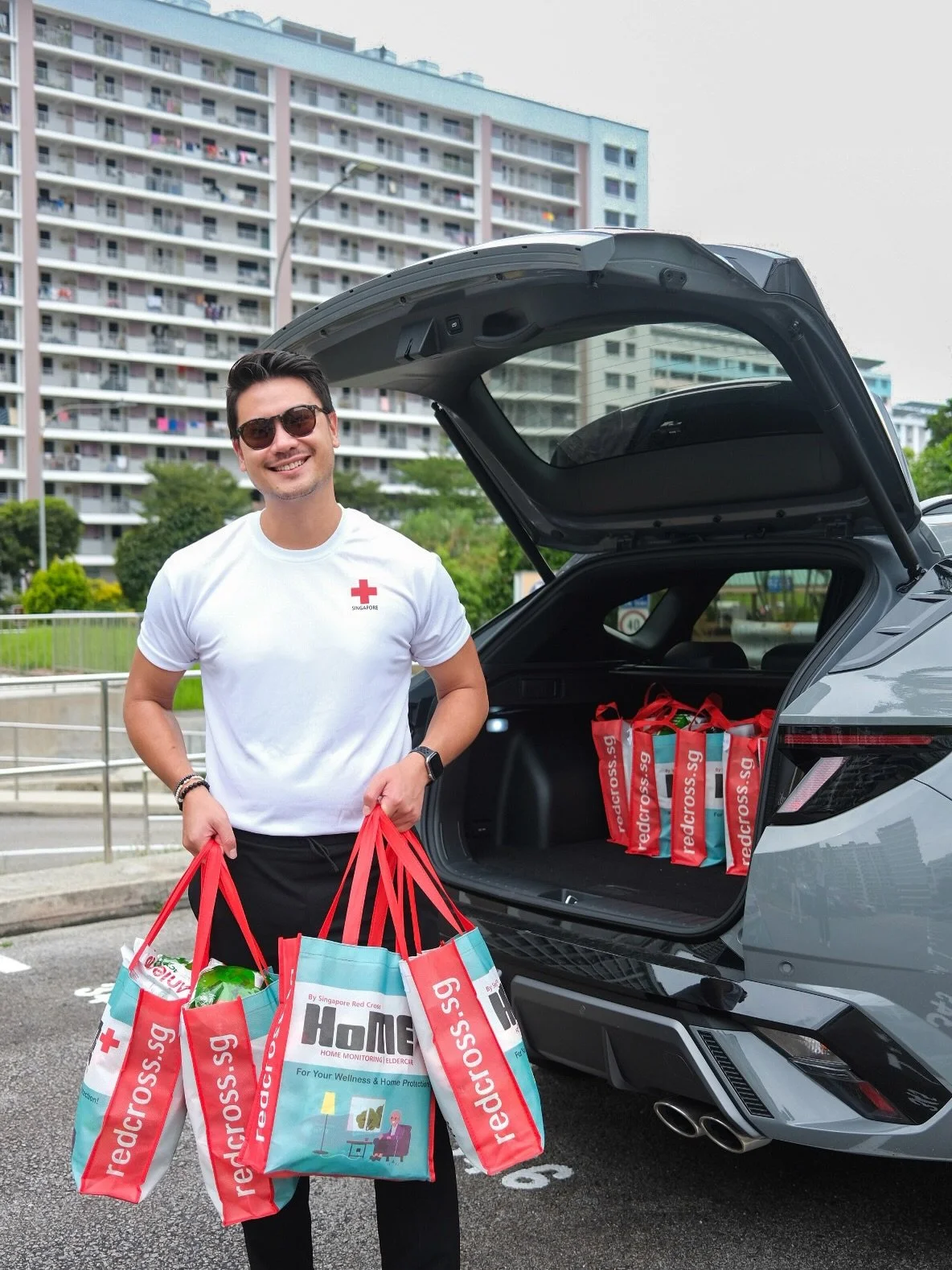 One of the most fulfilling aspects of this year has definitely been working more closely with @sgredcross in my role as SRC ambassador ❤️
From care package distributions to project rice to their annual christmas wrapping, it&rsquo;s been a real pleas