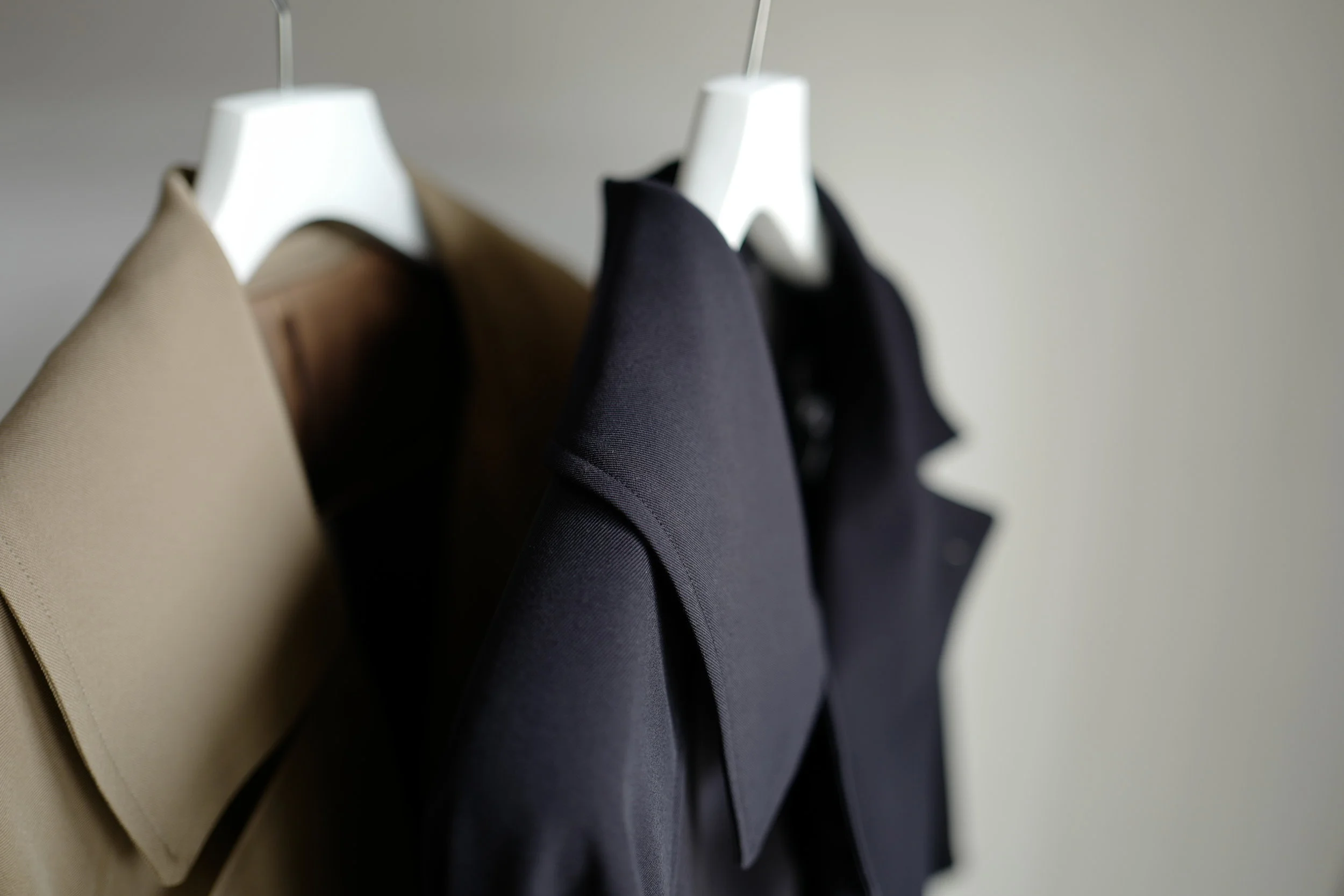 COMOLI WOOL GABARDINE DOUBLE-BREASTED COAT