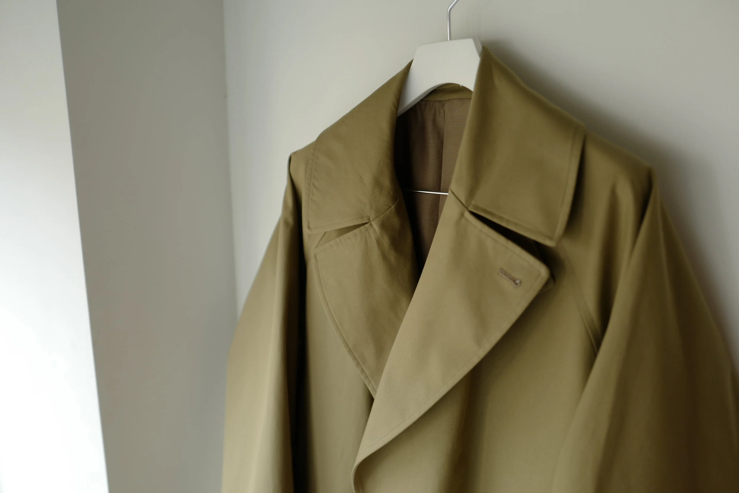 COMOLI COTTON GABARDINE TIELOCKEN COAT