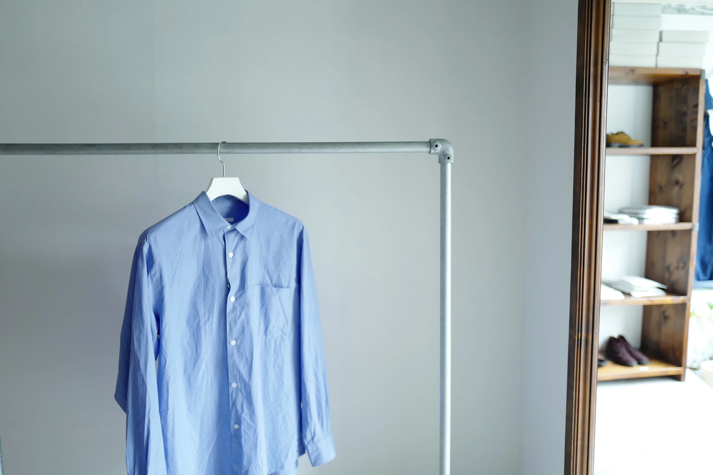 休日のコモリシャツ