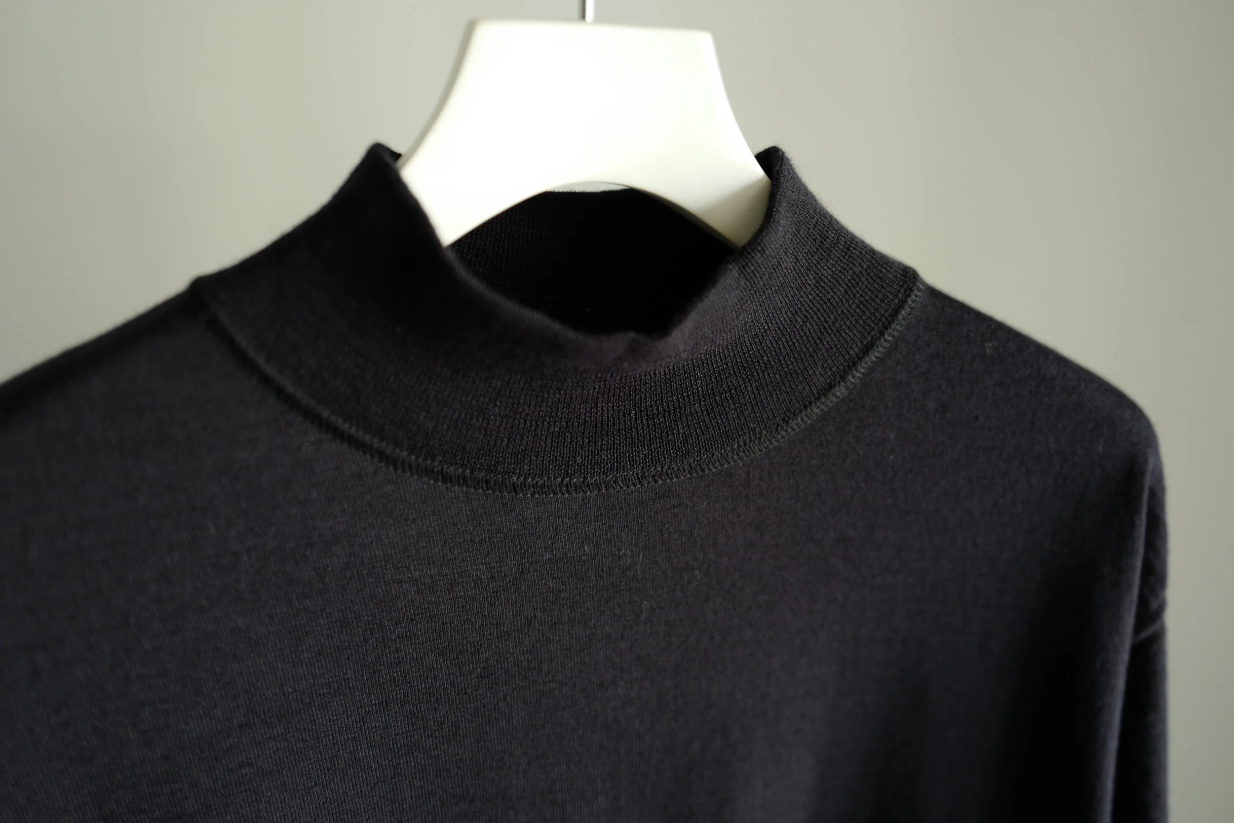 COMOLI 18G WOOL HIGH NECK KNIT