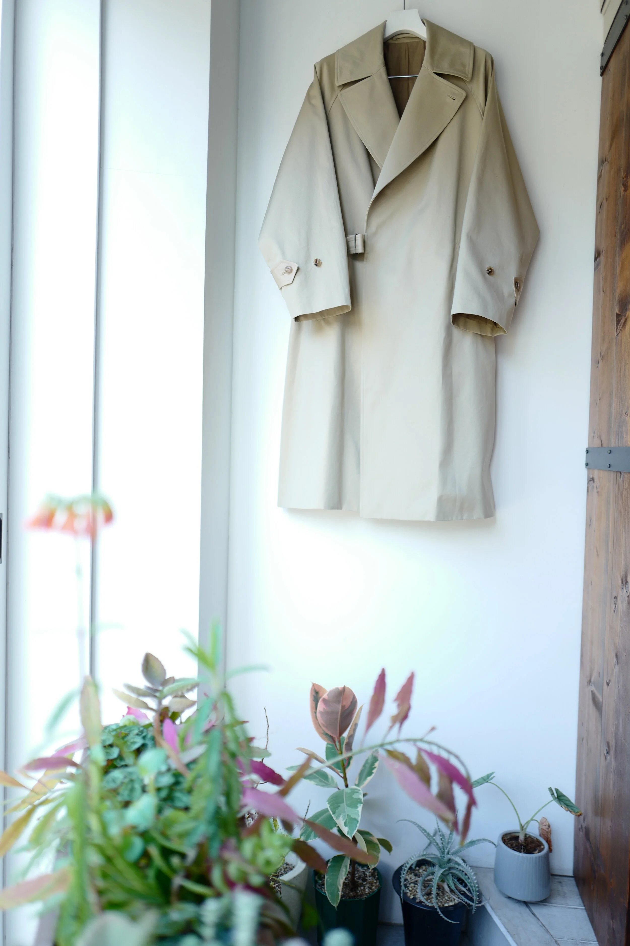 COMOLI COTTON GABARDINE TIELOCKEN COAT