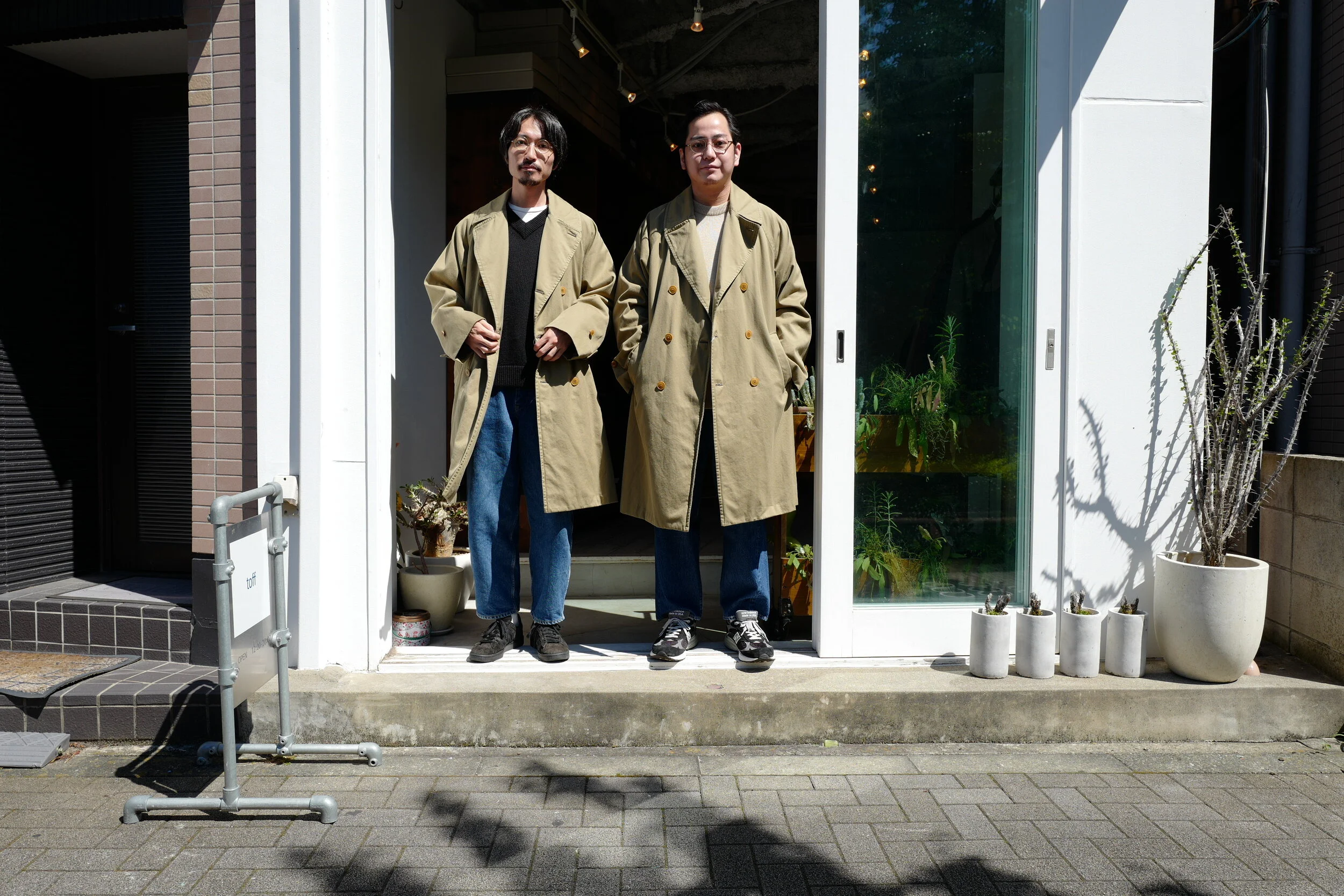 COMOLI コットンギャバ ダブルブレステッドコート