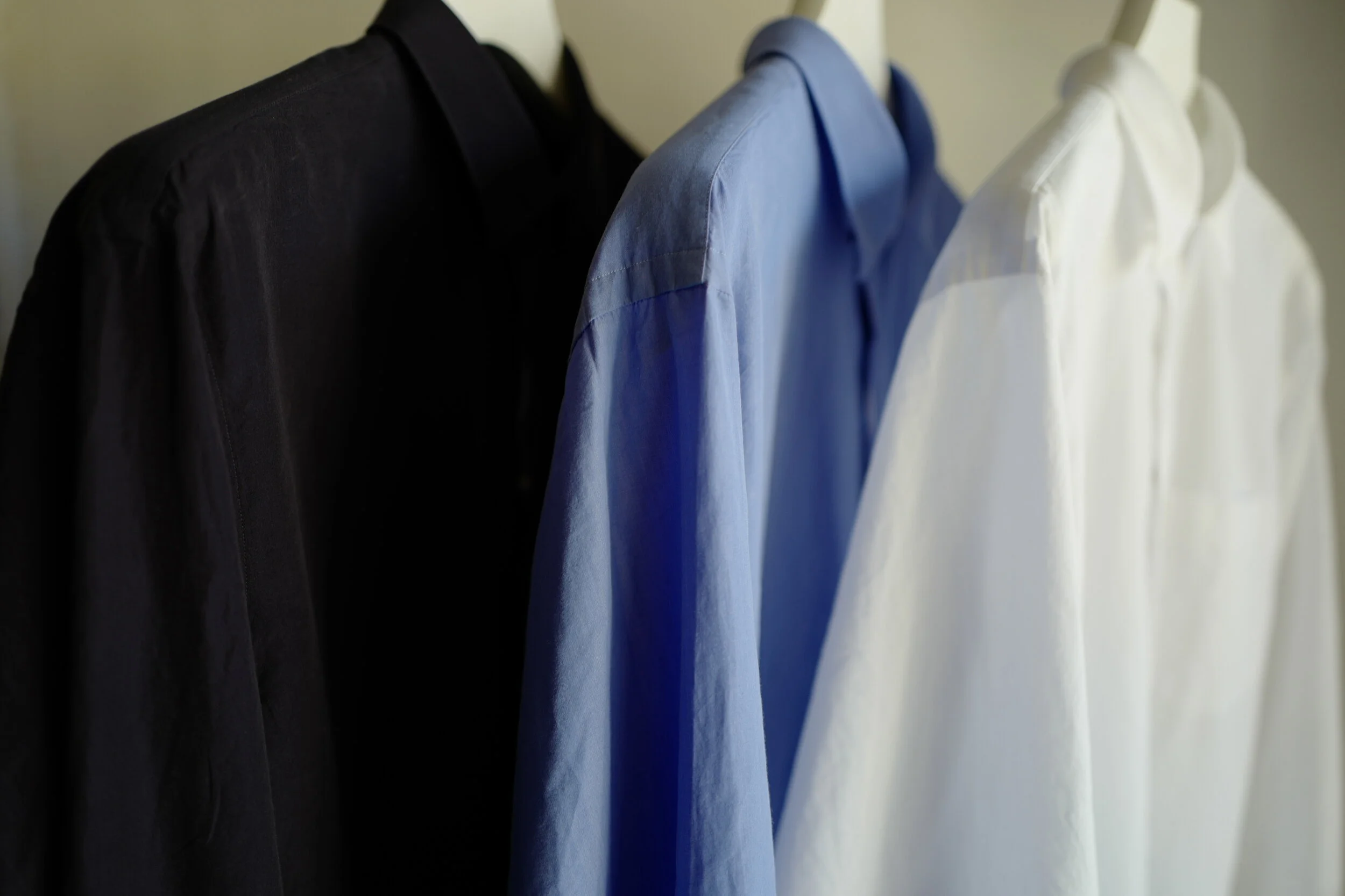 COMOLIのコモリシャツ