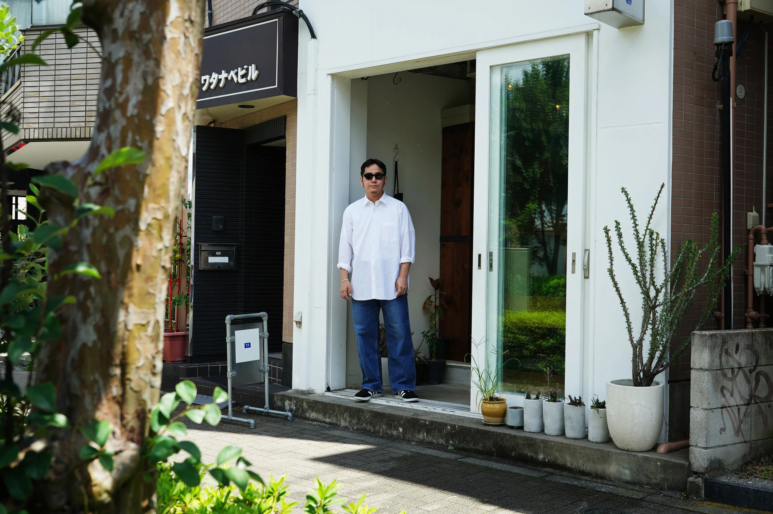 COMOLIの白シャツ