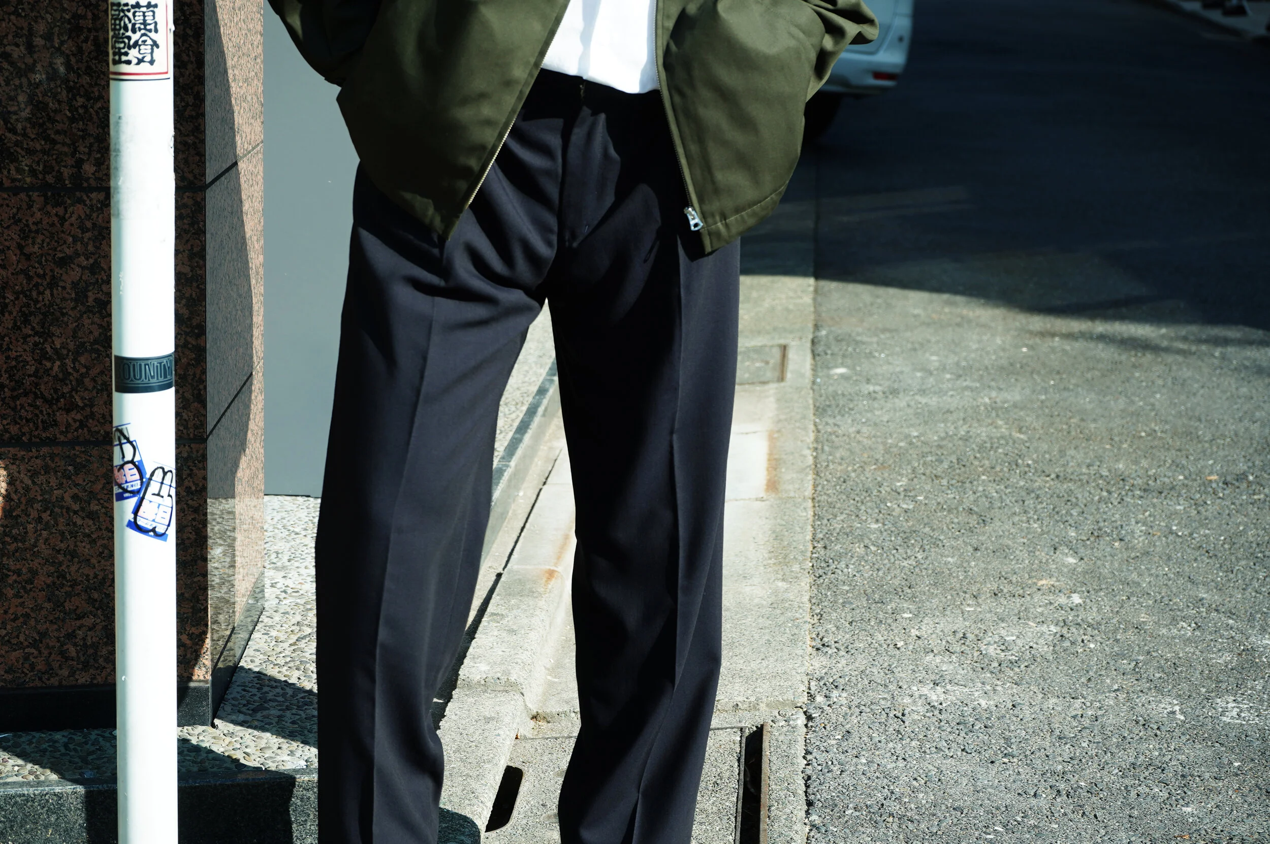 Zip ブルゾン と スラックス