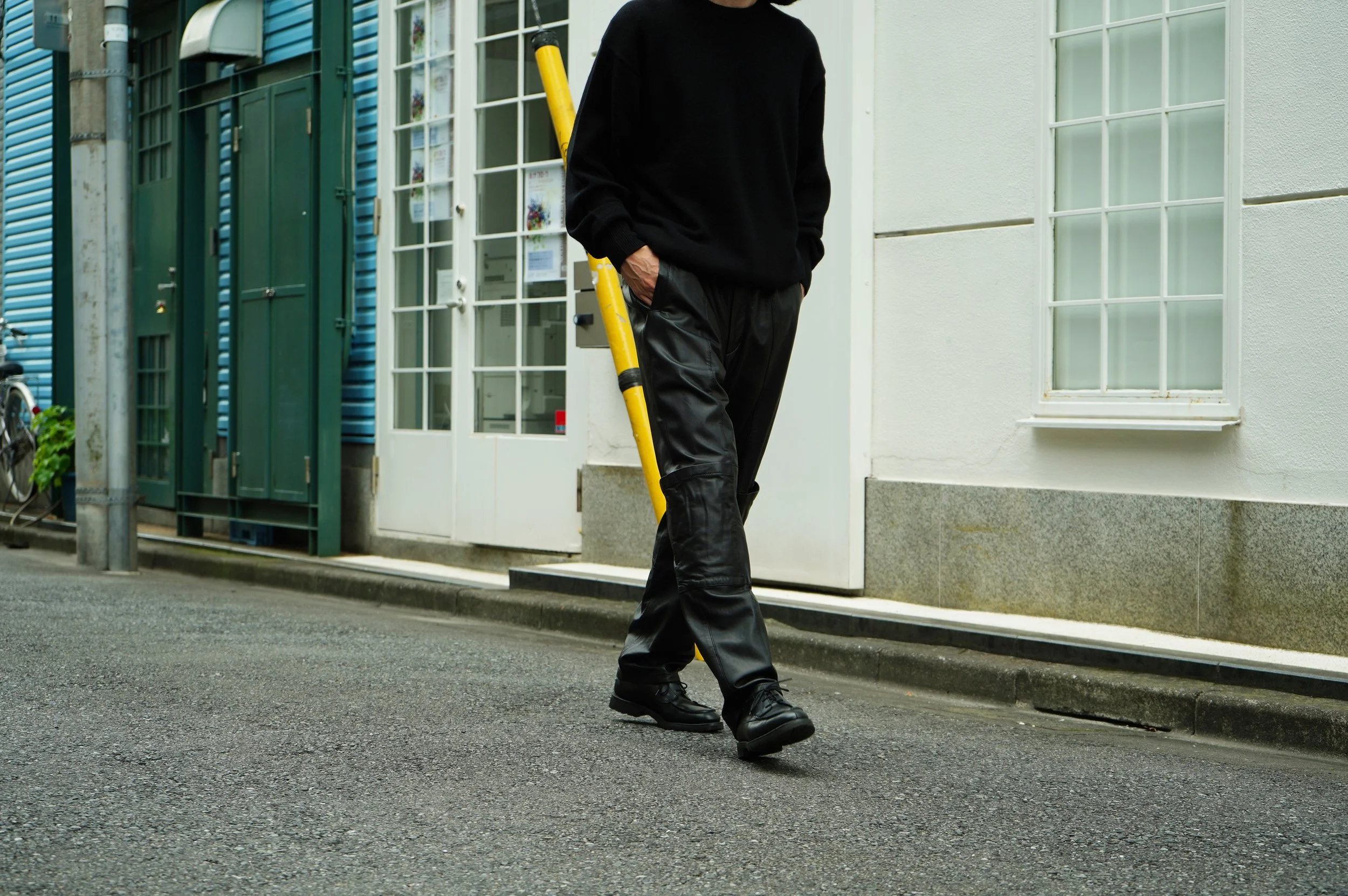 イージーな革パン