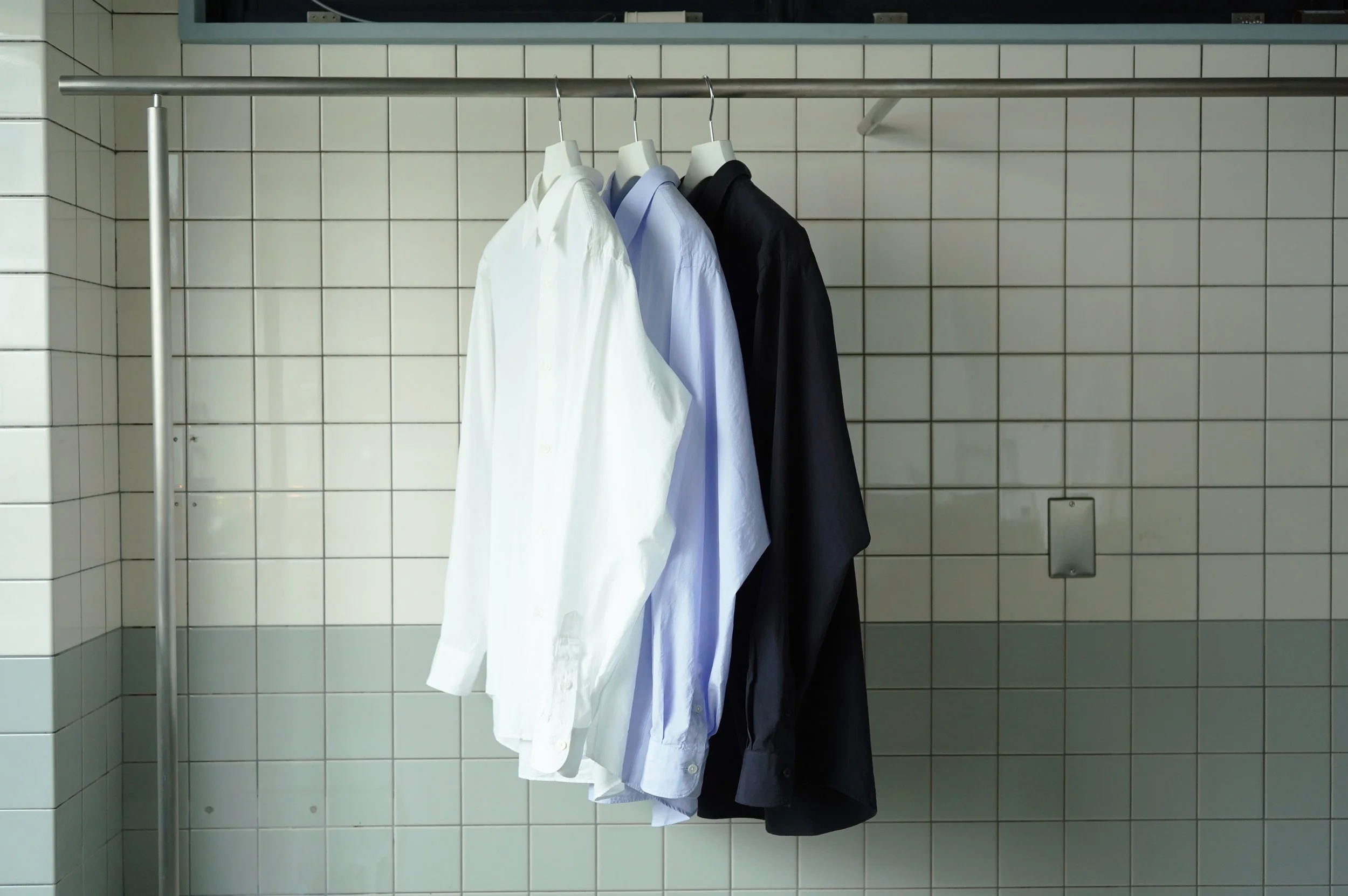 COMOLIの定番シャツ