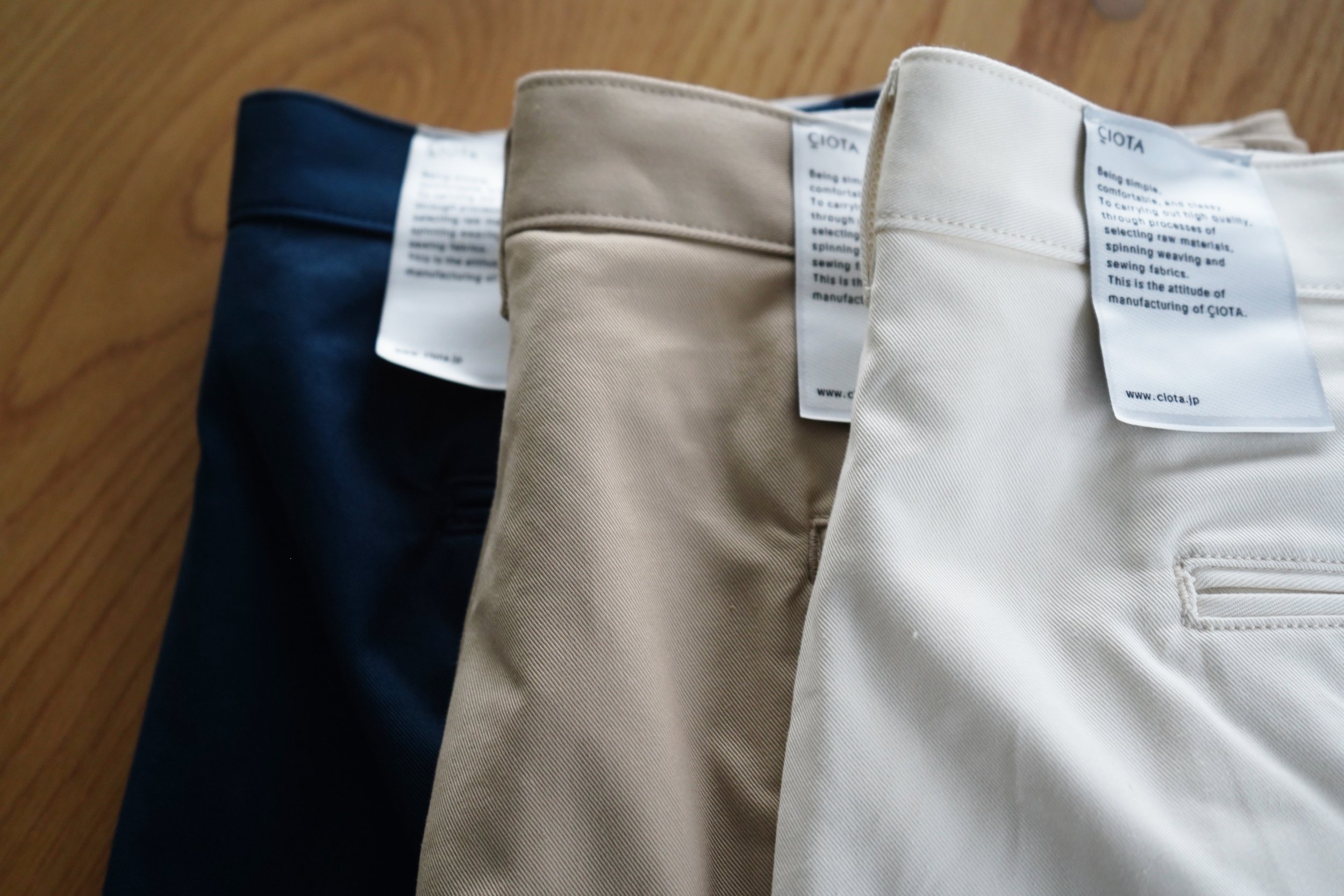 ツータックのチノパン