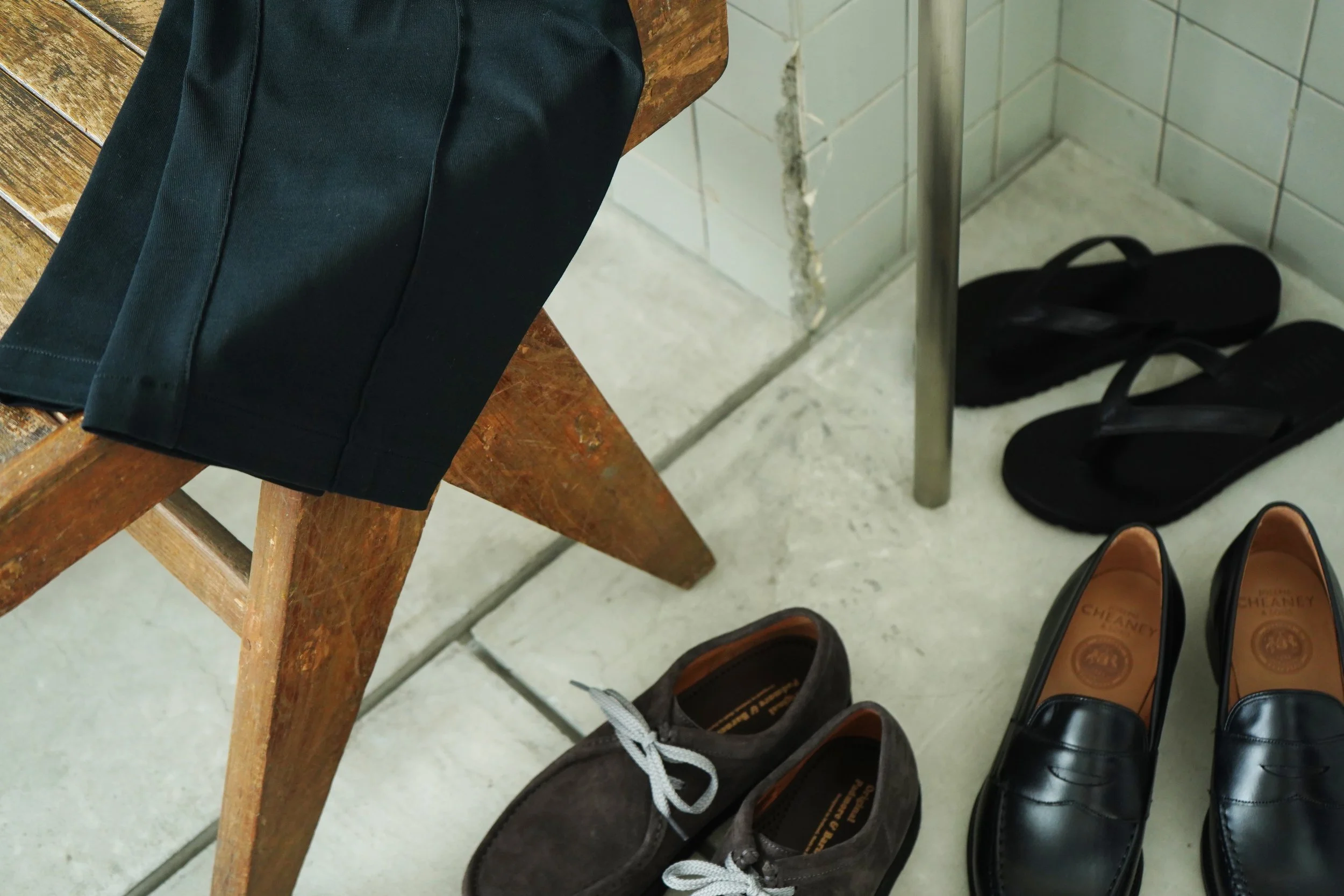 BAND PANT と レザーのシューズ