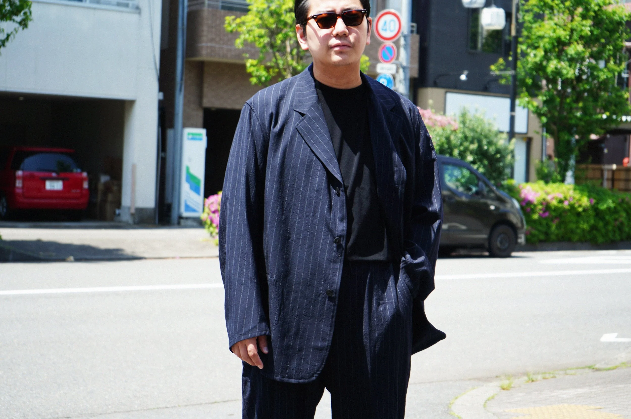 夏のセットアップとシャツ