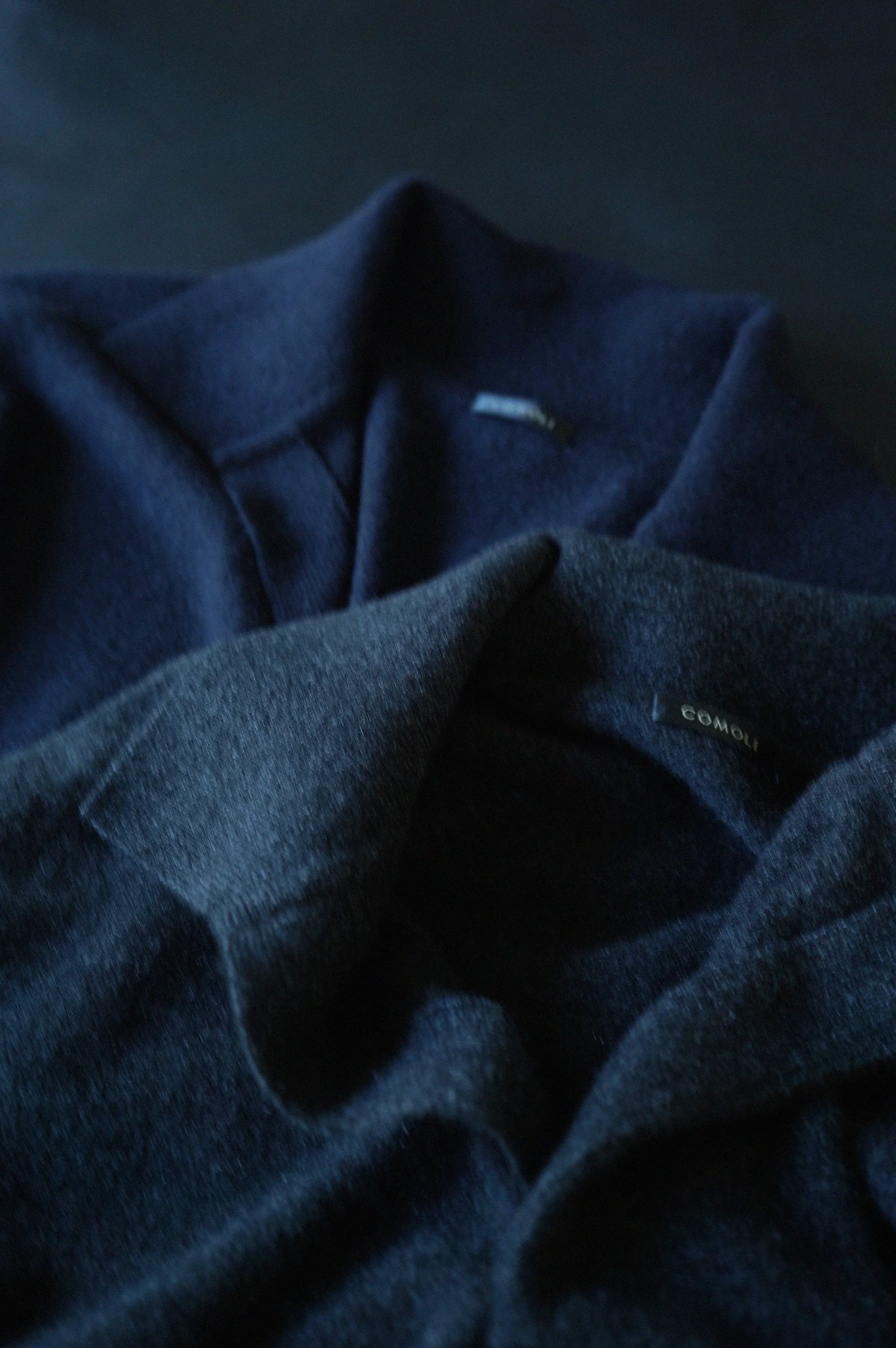 クルーネックでも、タートルネックでも無くスキッパーを