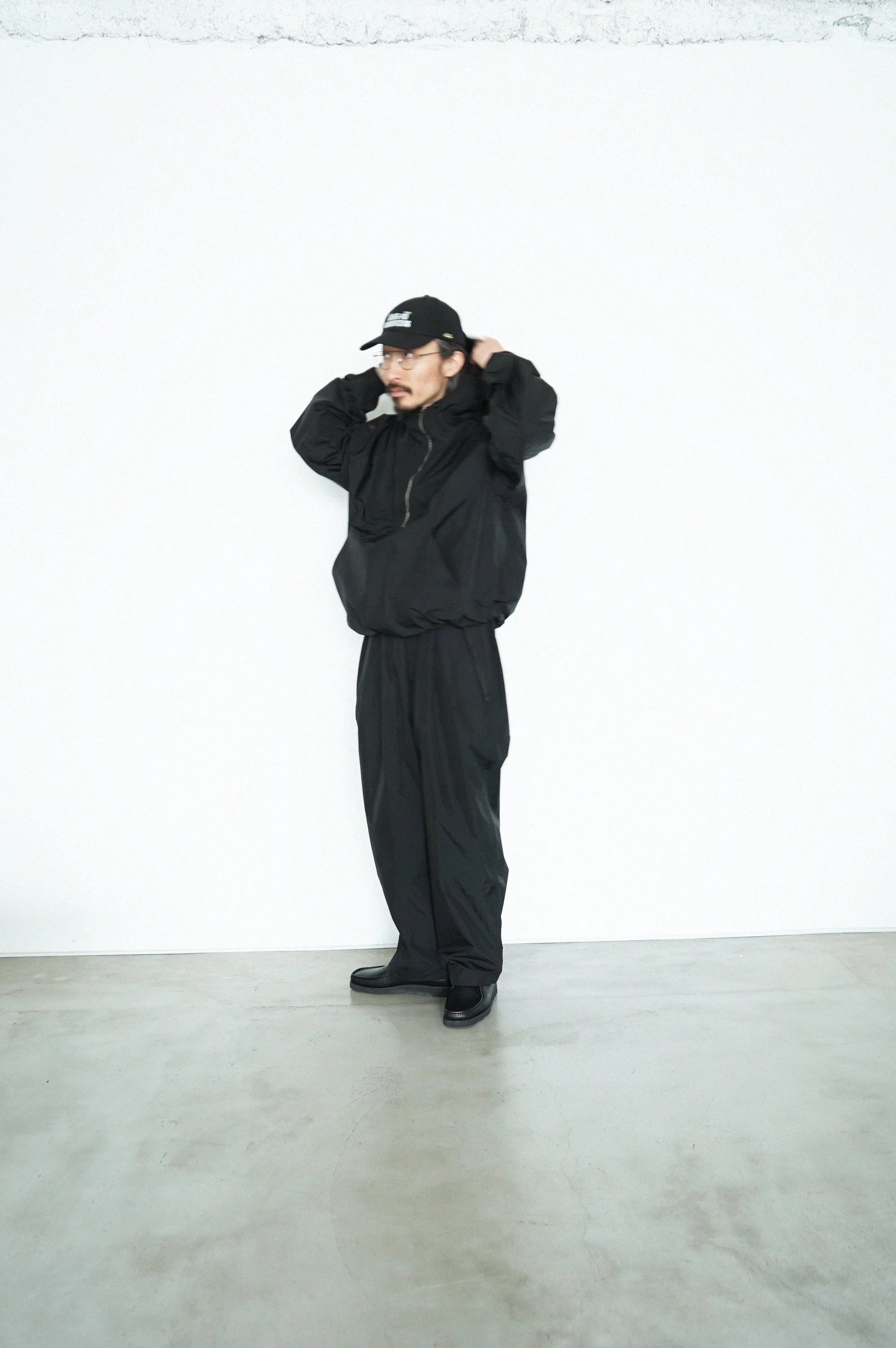 light nylon anorak parka + 2 tuck track pants + souvenir bag