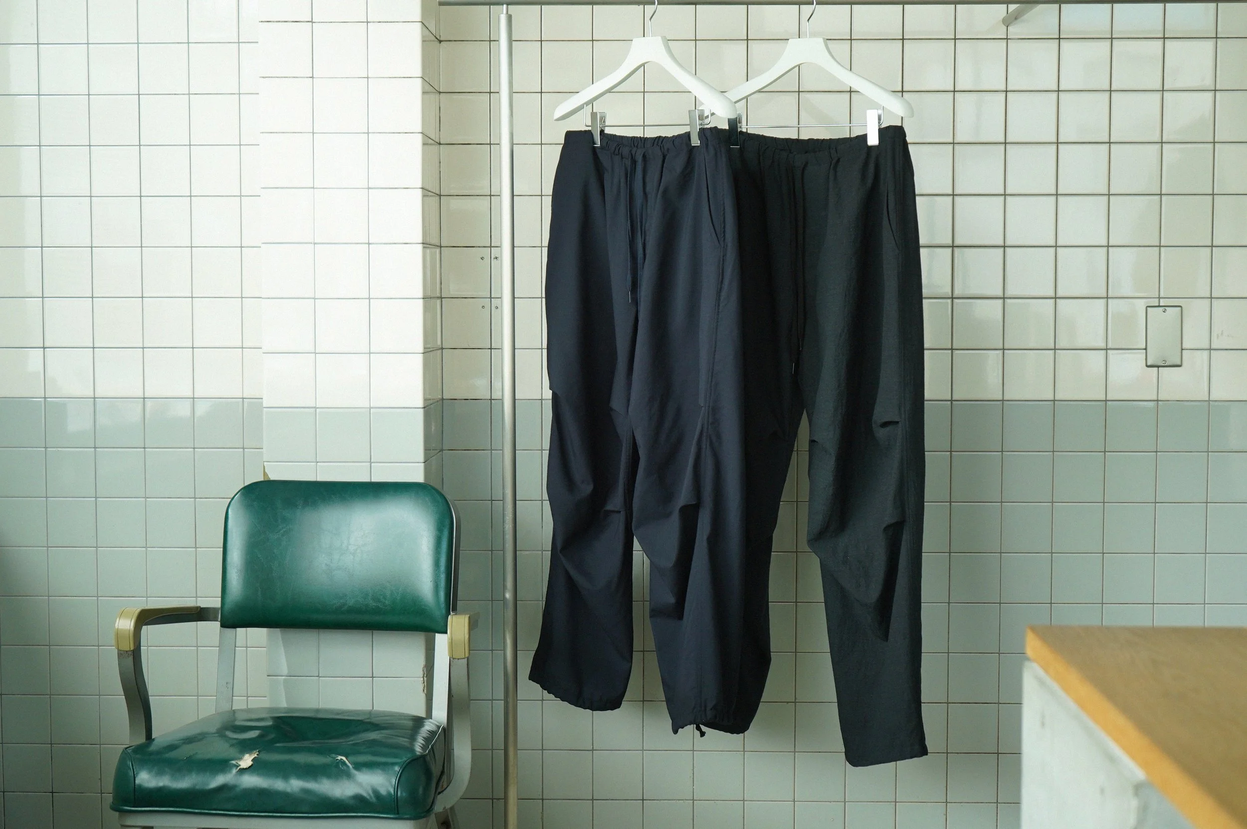 COMOLI ウール ニータックパンツ