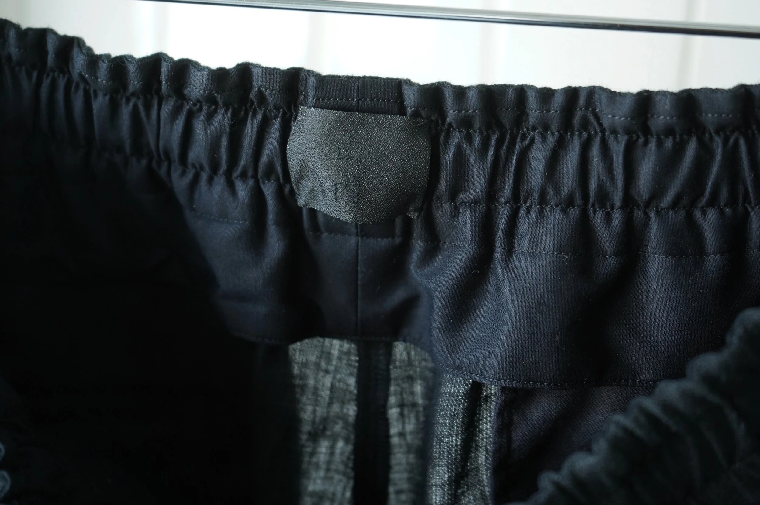 夏に穿けるロングのパンツ