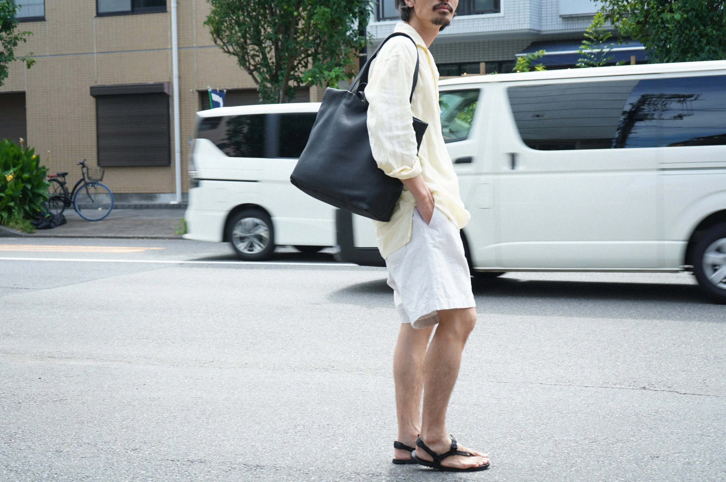 バッグ ERA. EO SHRINK MUSEUM TOTE BAG 2401143-1-719x1024.jpg