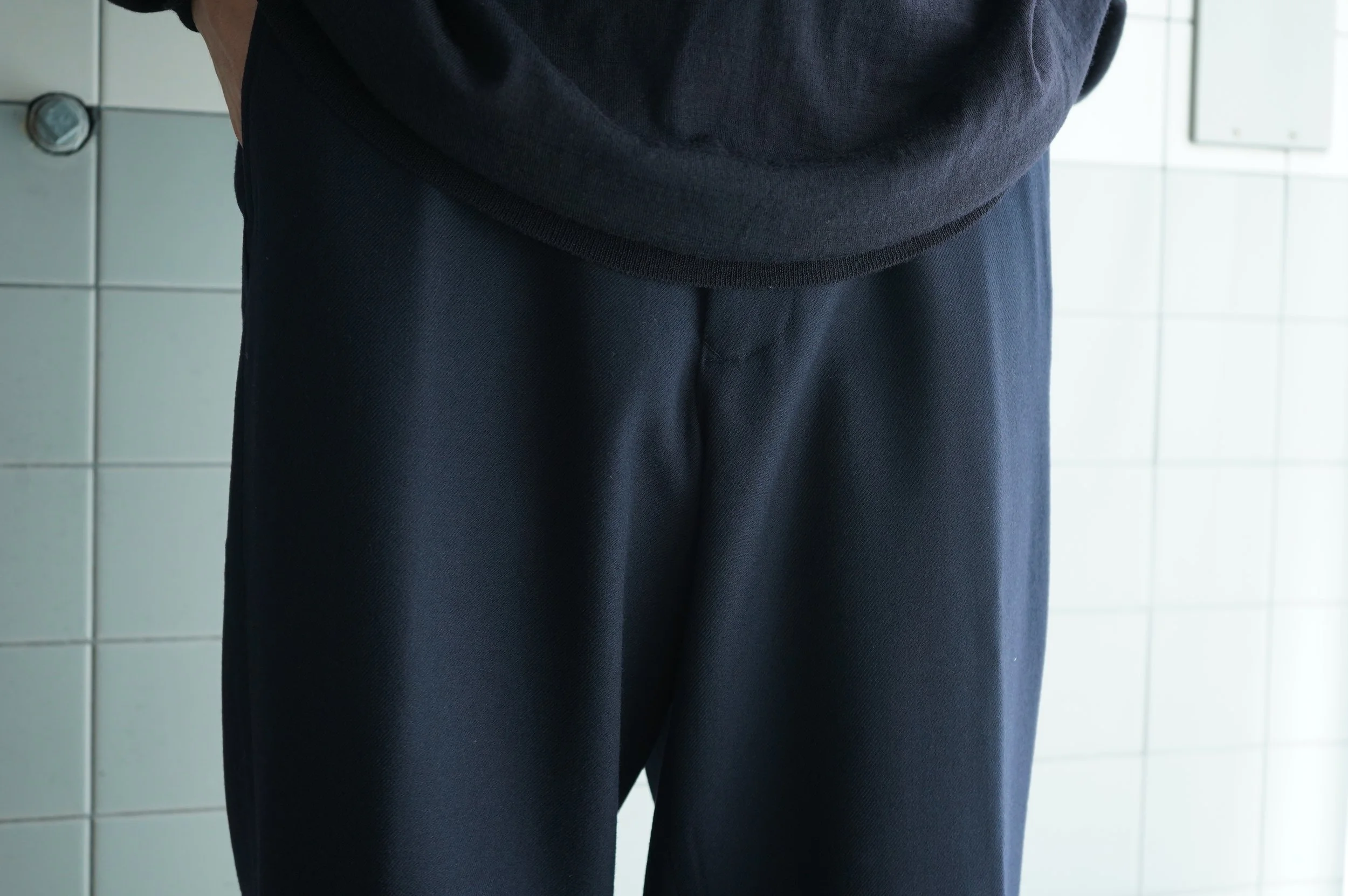 【COMOLI】ウールサージ パンツ　AW24 サイズ3 COMOLI | ウールサージパンツ（navy）- BARD
