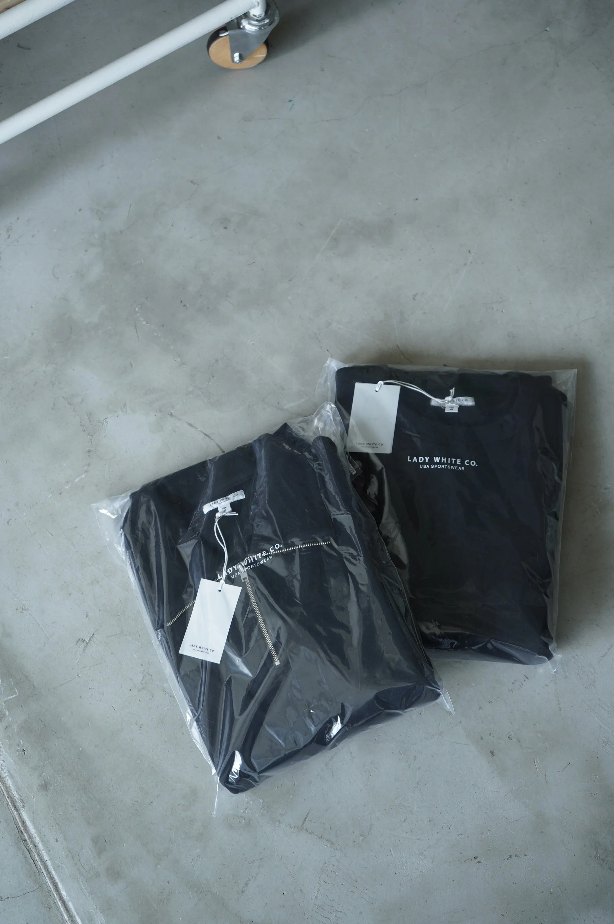 LADY WHITE CO. の「黒」