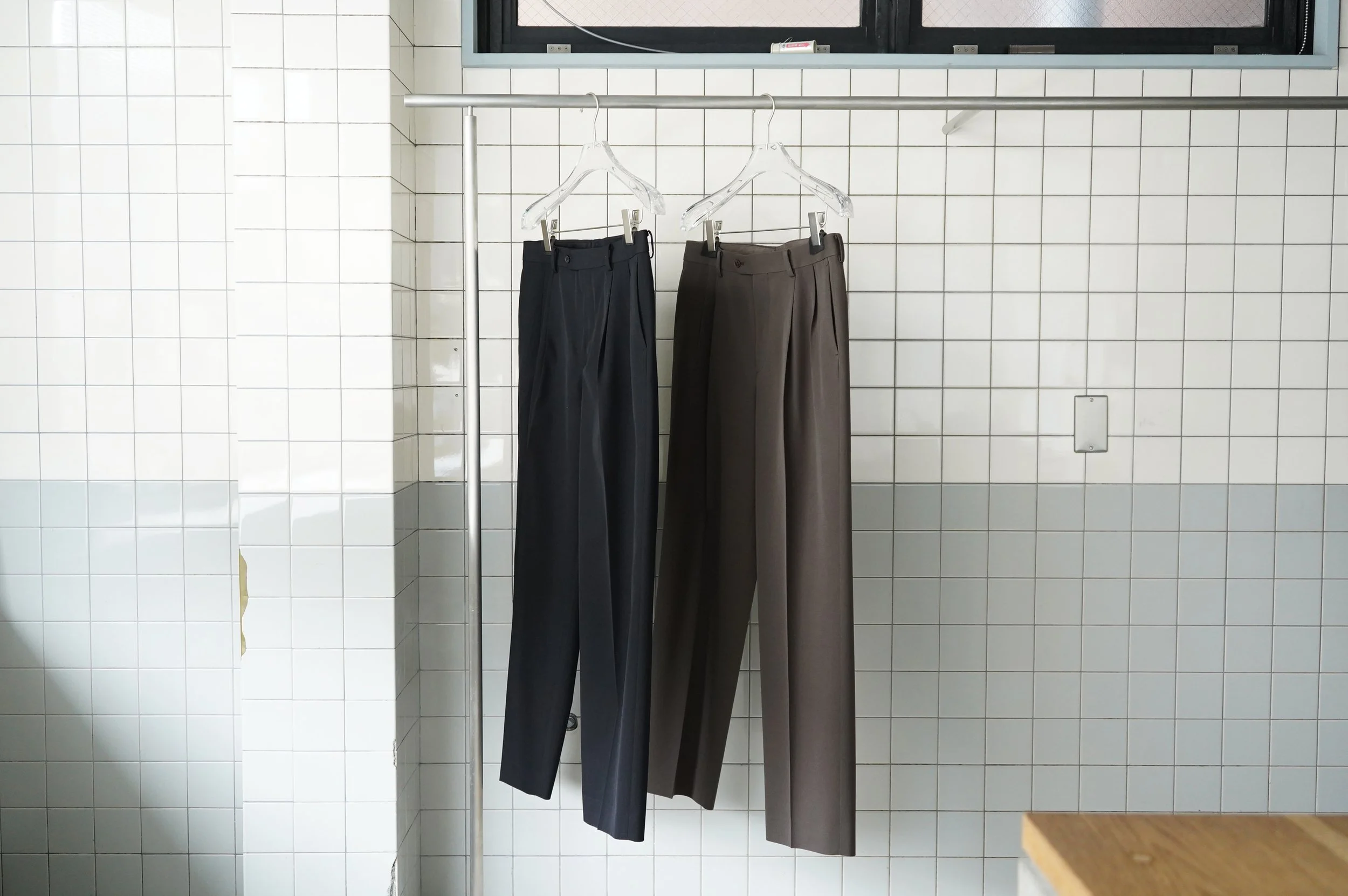 AURALEEのスラックスとカーディガン