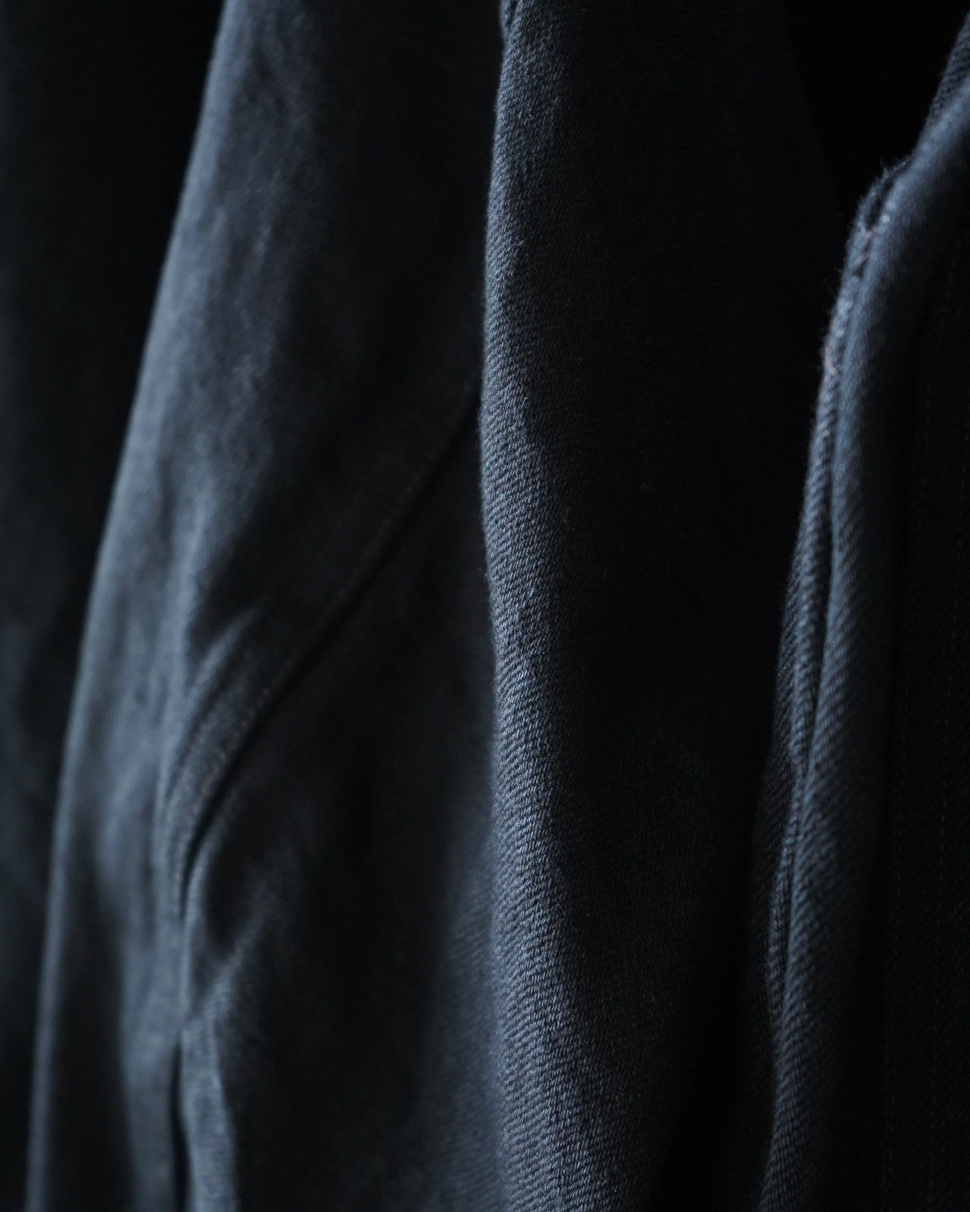 COMOLIのブラックデニム25AW
