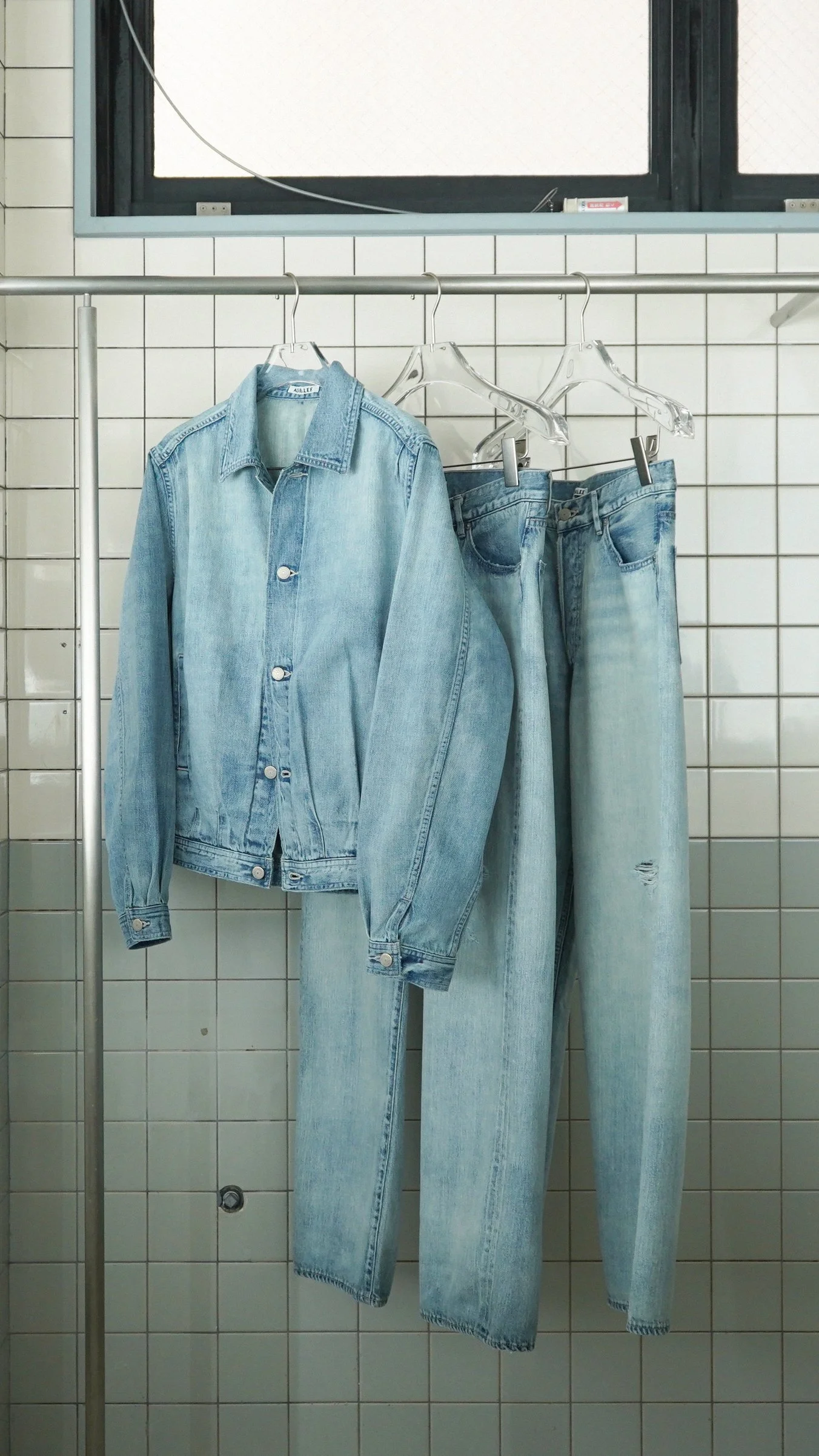 AURALEE : FADED SELVEDGE LIGHT DENIM