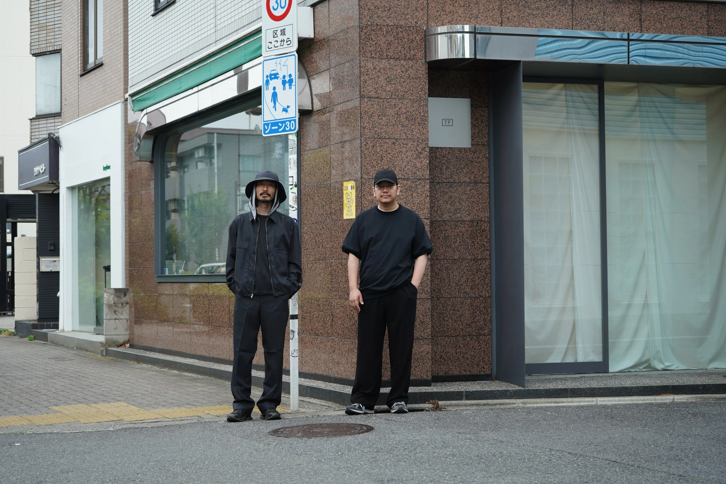 岡本のセットアップと鈴木の気持ちいいスウェットTシャツ