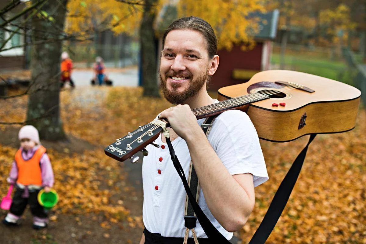 Simon Lussi driver ett eget produktionsbolag som skapar föreställningar inom barnkultur. Just nu är han på en tre veckor lång turné där han besöker förskolorna i Ronneby kommun. Foto: Mattias Mattisson