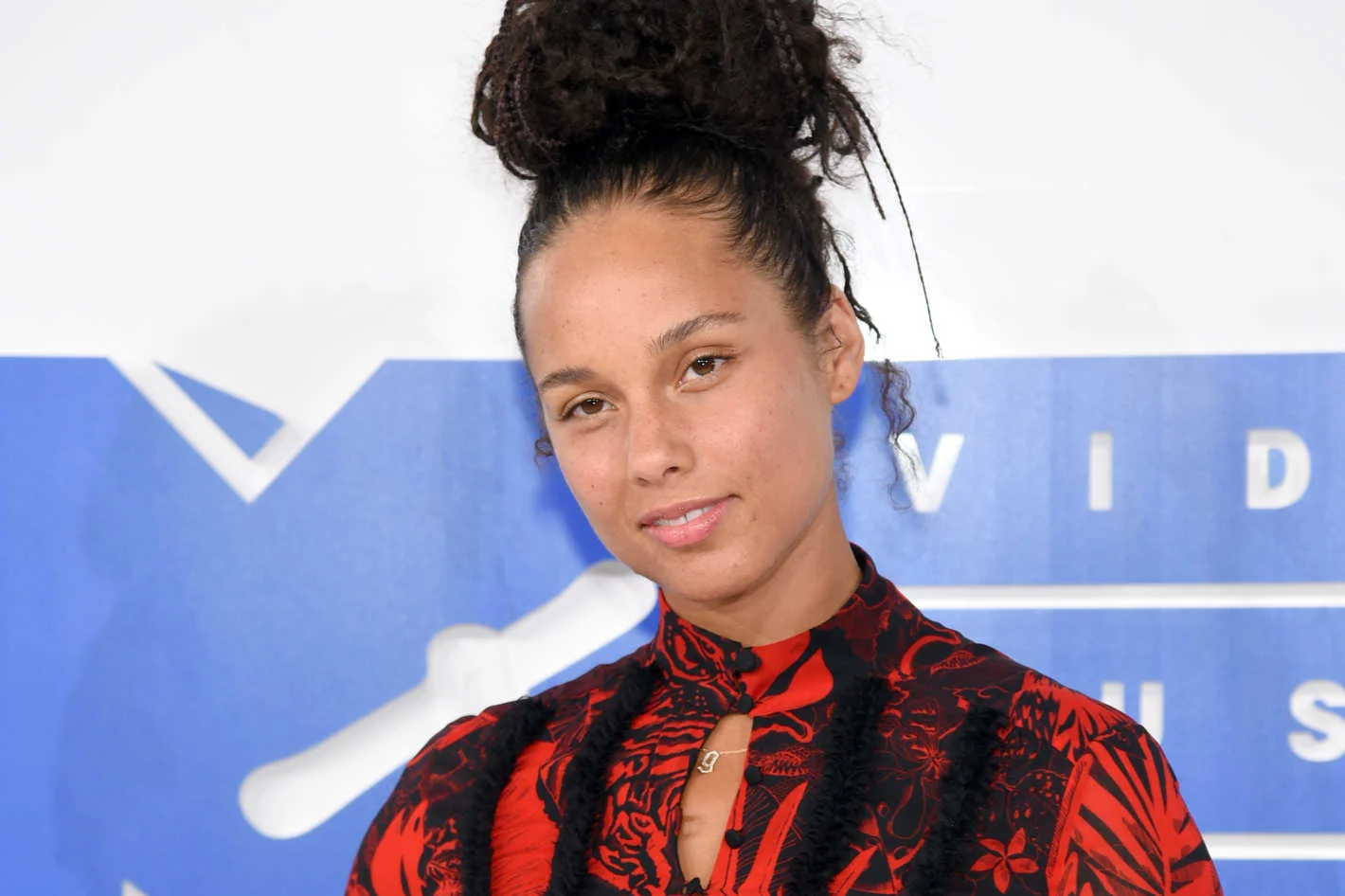 Alicia Keys with no makeup on the VMA 2016 red carpet. Credit: Jamie McCarthy/Getty Images Source: NYMag