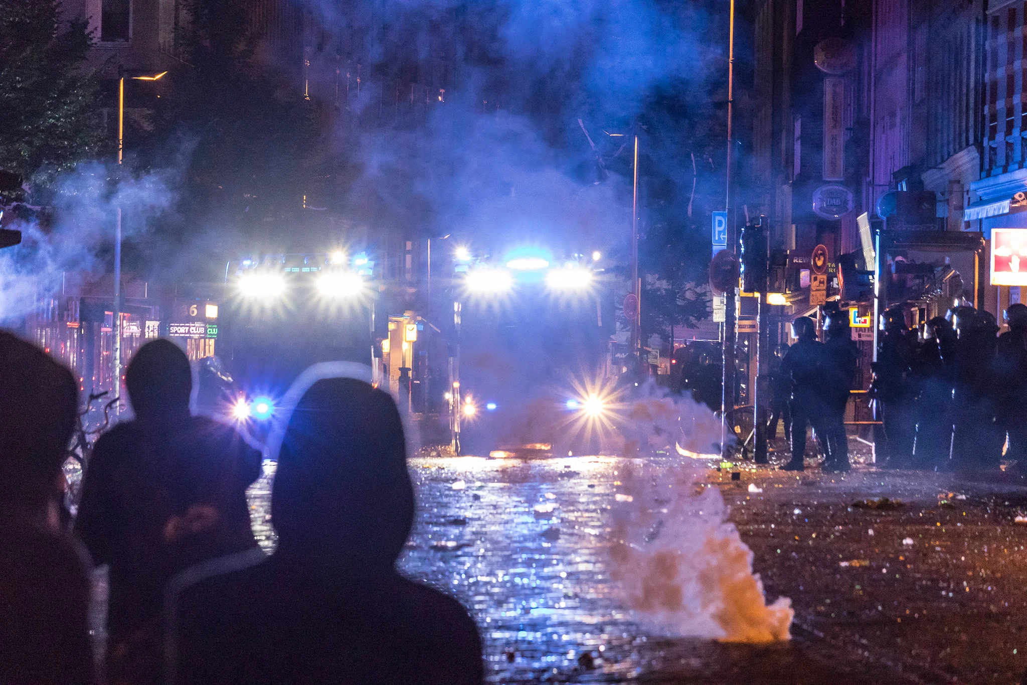 Violent clashes between police and rioters in Schanzenviertel Credit: Dustin Hackert / Flickr