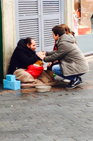 Volunteers for Un Cado pour un Charclo bringing a gift to a homeless person in Lille, 24/12/2017