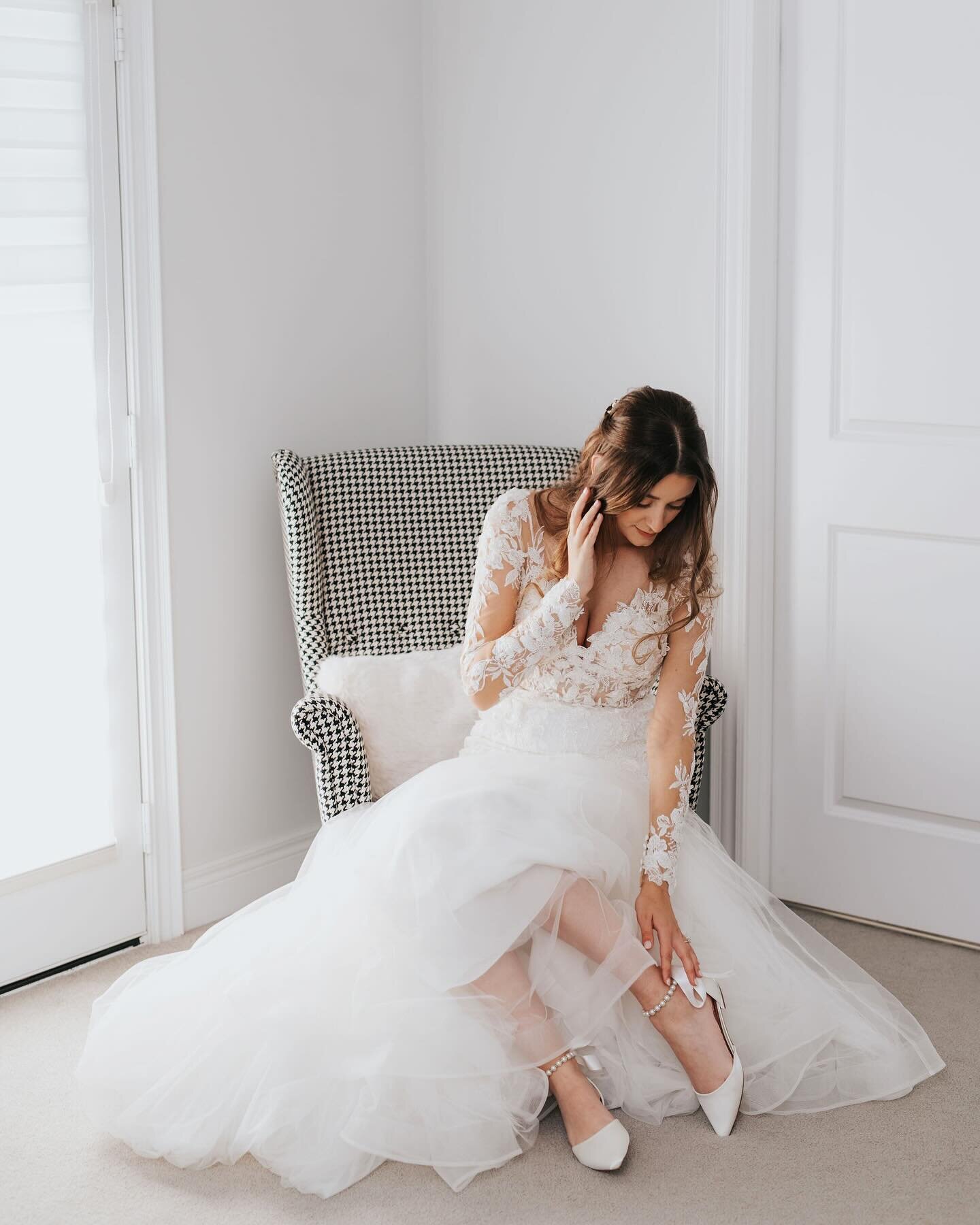 Beautiful Klaudia getting ready to marry her love 😍✨
.
.
#bridal #bridetobe #torontoweddingphotographer #torontobrides #beautifulbride #torontoweddings #bridaldetails #torontophotographer