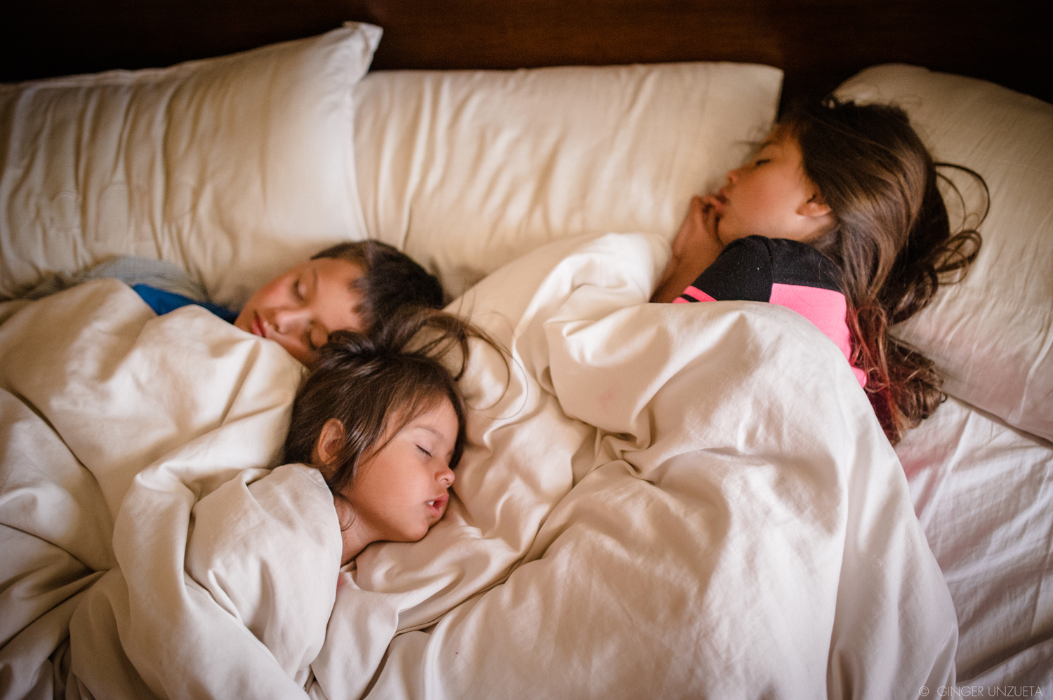 Спящую дочь на кровати. Две девочки спят. Трое детей спят.