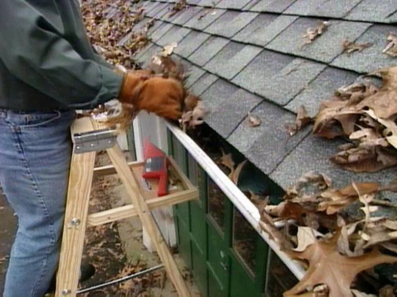 Original_Cleaning-Gutters_s4x3.jpg.rend.hgtvcom.1280.960.jpg