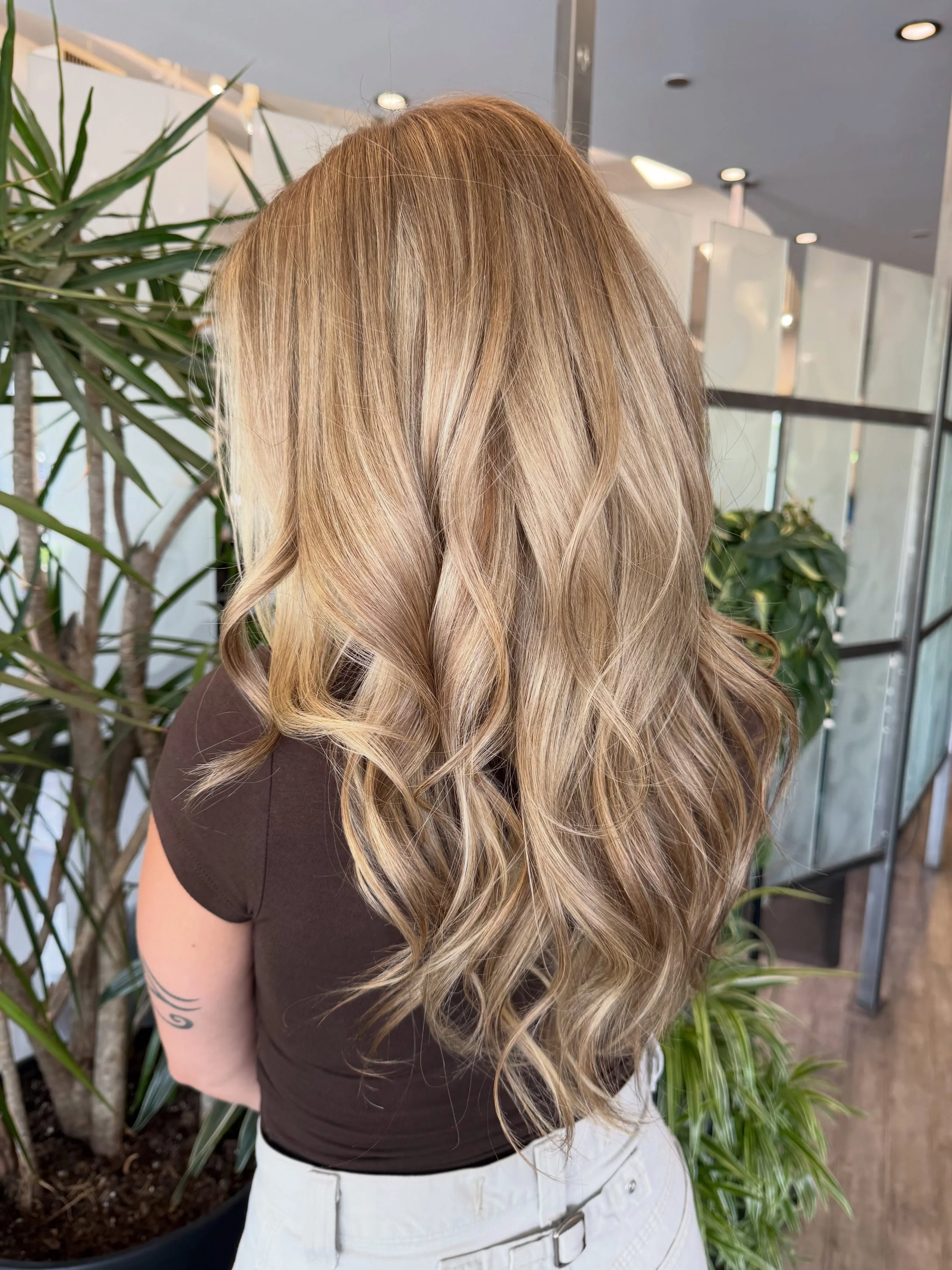 When your receptionist asks for the perfect lived in blonde, you deliver! 🧸🤎