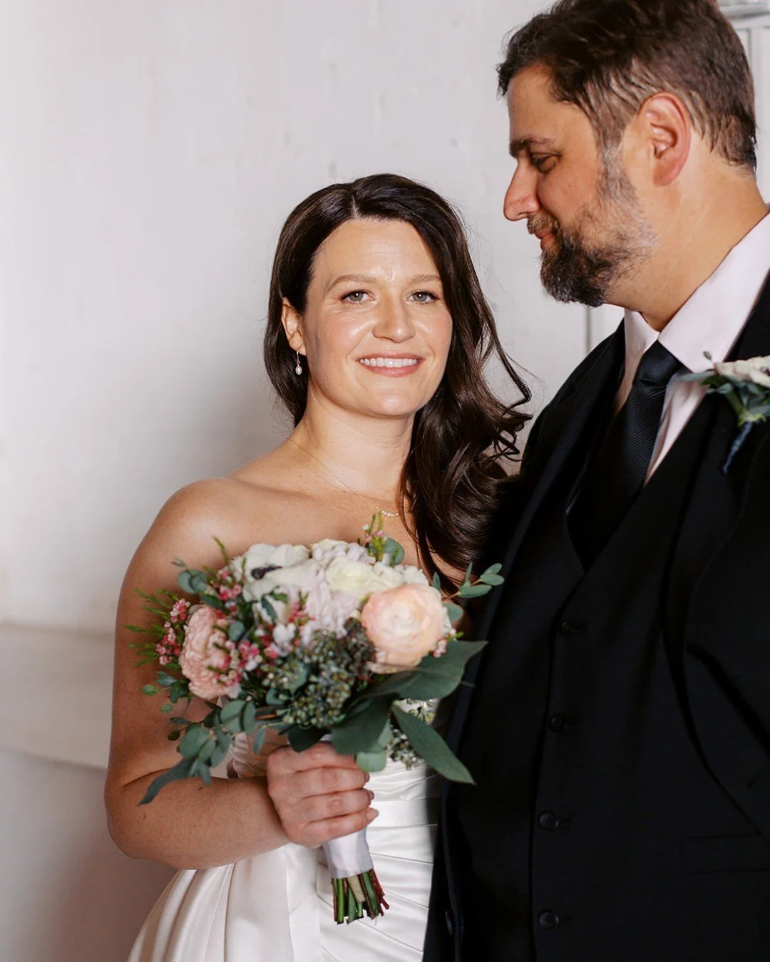 Natural glam that still feels like you 🤍
Soft skin, effortless eyes, and that calm, confident glow on your wedding day.

Artist: Lidia Win
Photographer: @wynsummarrowphotography 

#phoenixBridalMakeupandHair #phoenixbridalteam #Scottsdaleweddinghair