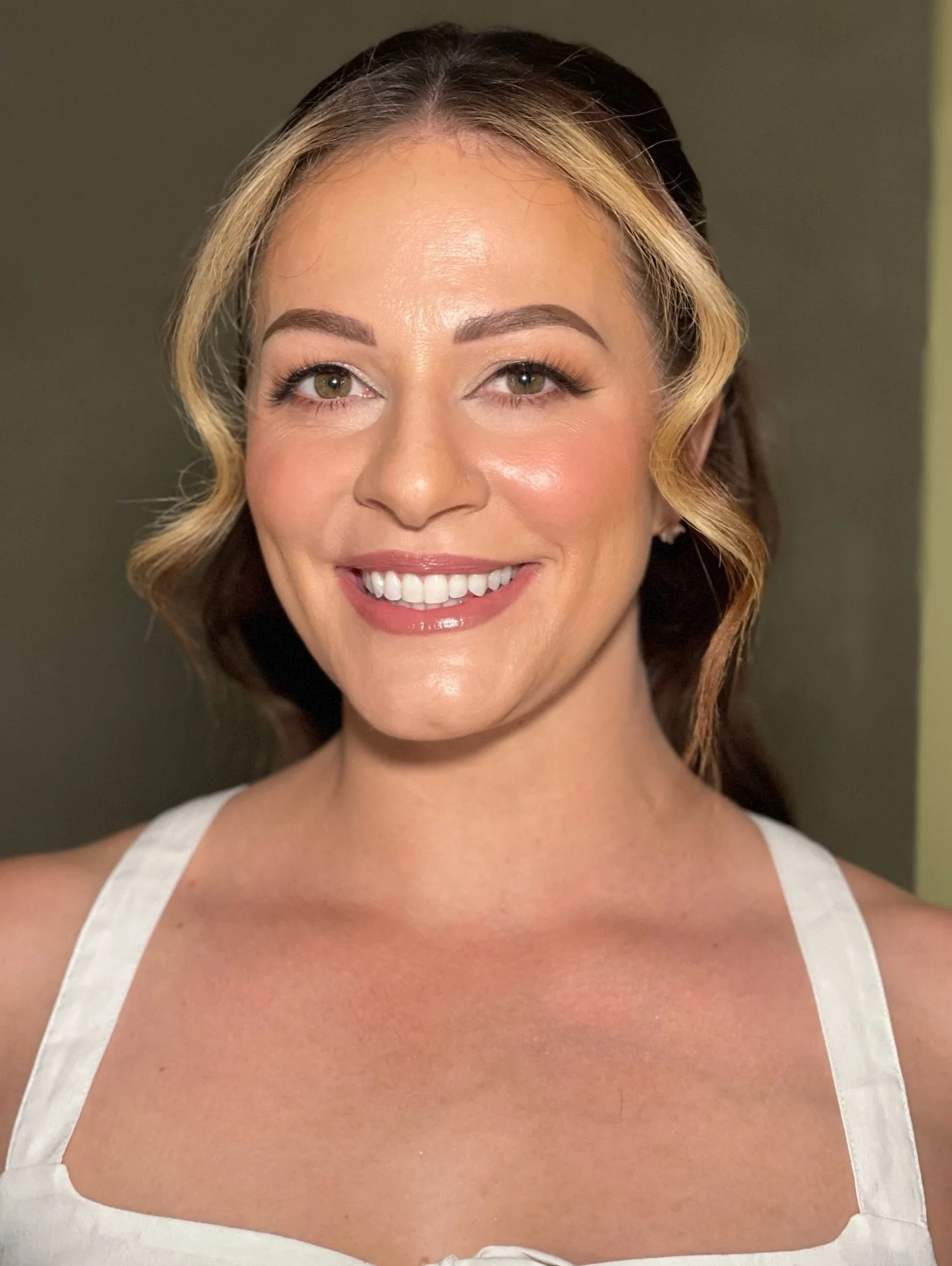 Save this for your next makeup inspo ✨

We did a soft fox eye with warm-toned shadows and a touch of shimmer, paired with a full-coverage base, sculpted contour, and a flushed blush for balance

Effortless, lifted, and glam in all the right places

#