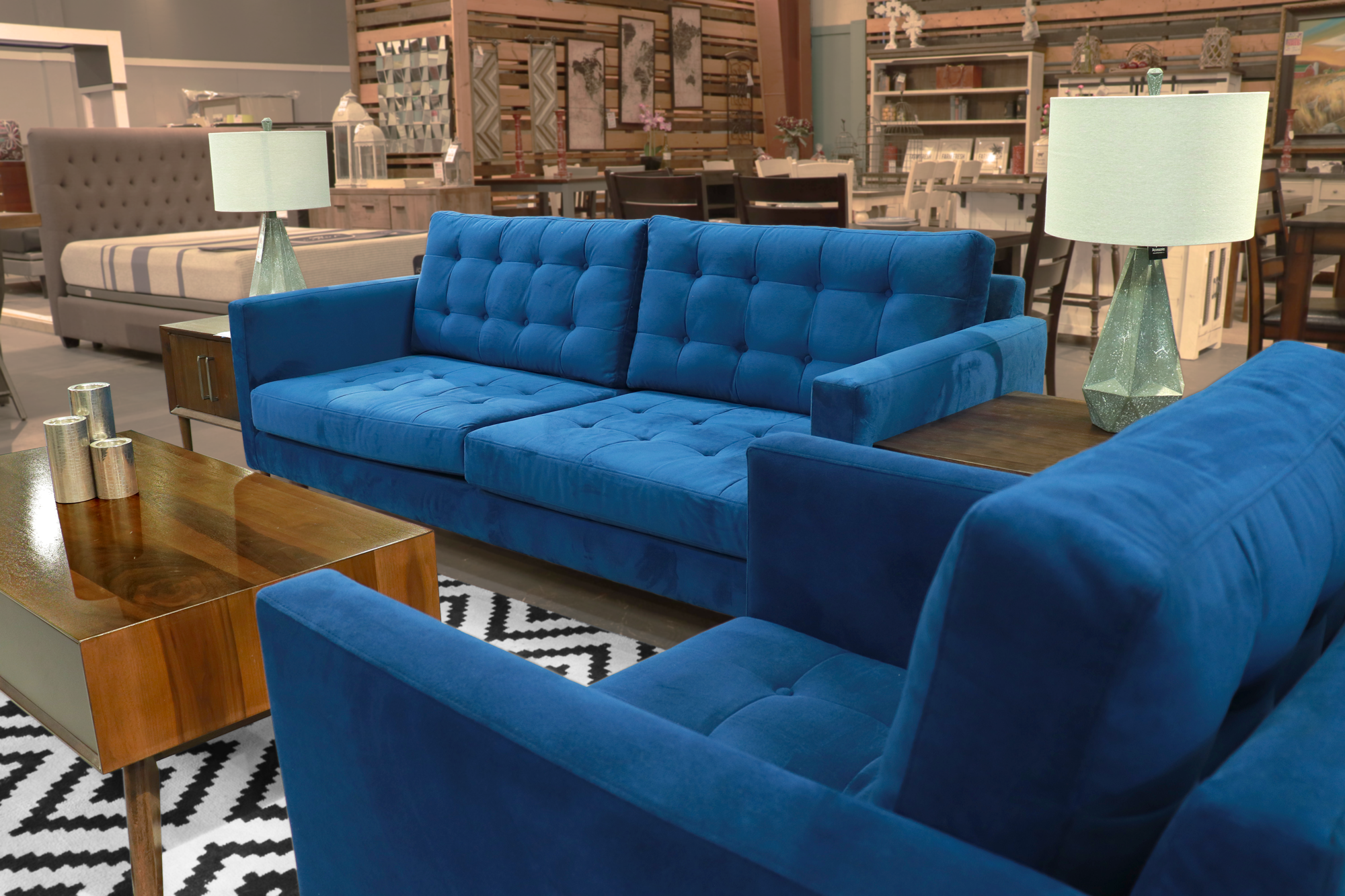 wallace-ashleypolylamp-ashleylynnifer-table-alika-rug.png