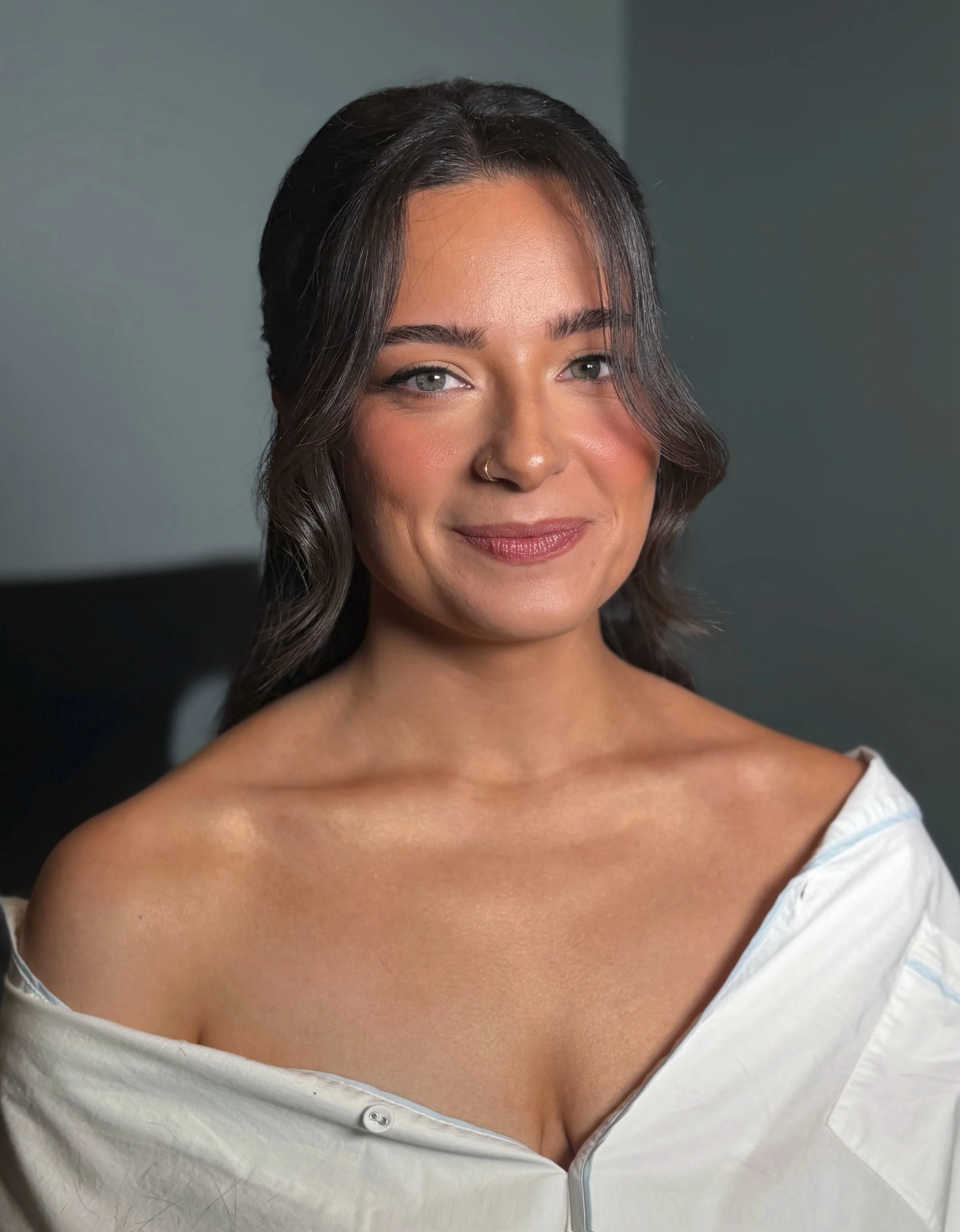 A freaking bombshell. I couldn&rsquo;t stop staring. Like come onnnnnnnn 🤩🙌🔥🔥🔥🔥🔥

Hair and makeup by me @beautybyjessicatiffany 

#newportmakeupartist#newportbride#bostonmakeupartist#capecodmakeupartist