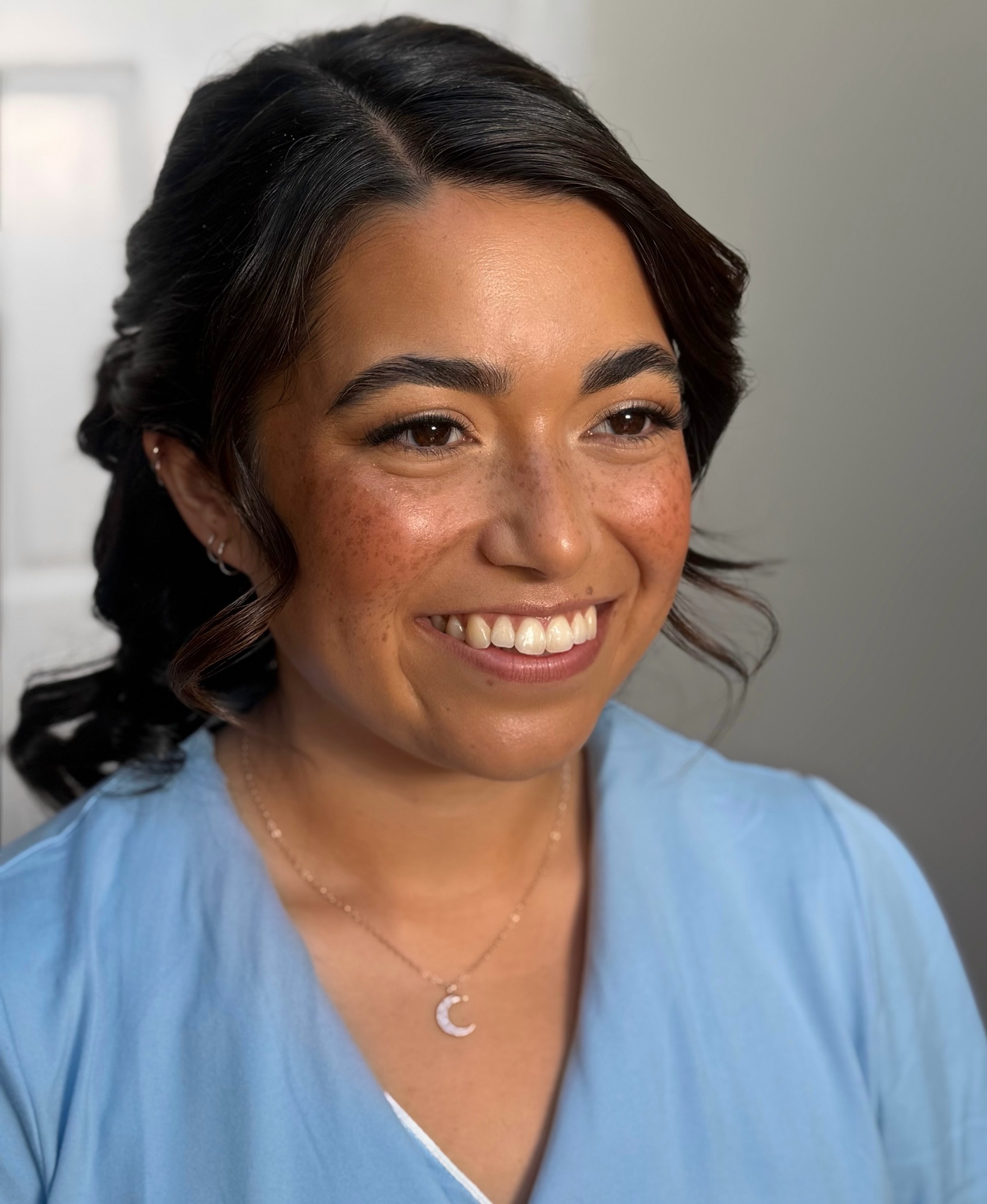 GIVE ME ALLLL OF THE FRECKLES! 🤩🤩🤩

Makeup by me: @beautybyjessicatiffany
Hair by Regina for @artists.jessicatiffany 

#bridalmakeup#bostonmakeupartist#destinationmakeupartist#newportmakeupartist#bridalhairstyle 

New England bridal hair and makeu